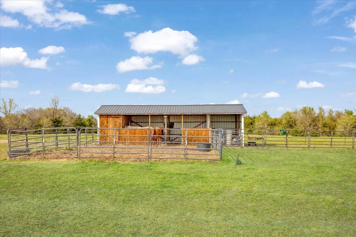 40X12+- SF Loafing shed with 2 stalls and tack room, corrals