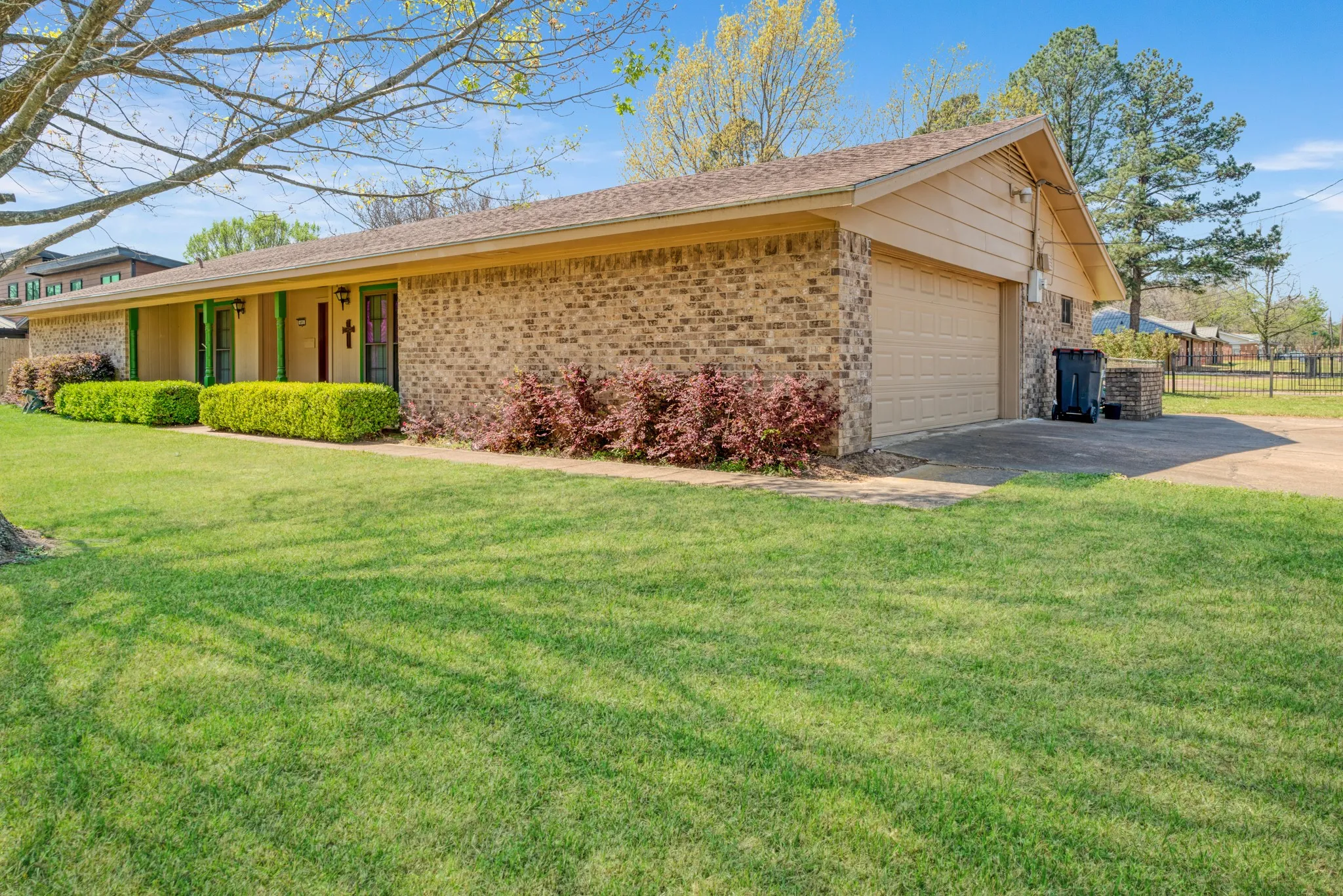 Single Family Residence For Sale in Lamar County , 695 20th Street NE, Paris, Texas 75460, 3 Bedroom, 3 Bathroom, 2 Garage spaces, 1,900 Sqft, built in 0, Preowned, mls#21217157, Real Estate Agent in Paris, Homes For Sale in Lamar county, Homes For Sale in Paris, Realtor in Paris Texas, Real Estate Brokerage Independent Realty Texas, Luminita Cordes Realtor