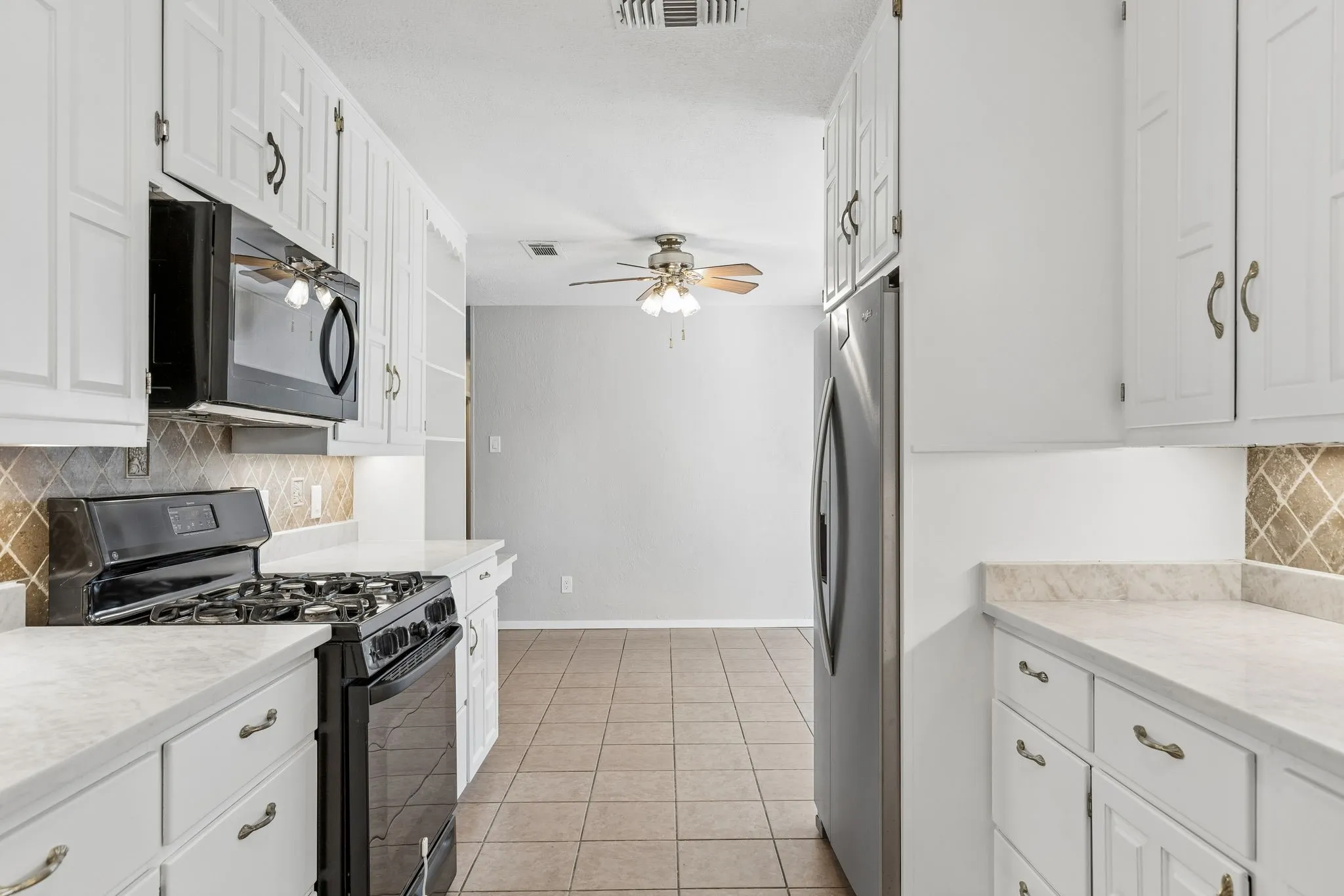 Single Family Residence For Sale in Dallas County , 2016 Meadow Lark, Irving, Texas 75060, 3 Bedrooms, 2 Bathrooms, Garage spaces, 1,555 Sqft, built in 1967, Preowned, Price $314,900, mls#21216308, Real Estate Agent in Irving, Homes For Sale in Dallas county, Homes For Sale in Irving, Realtor in Irving Texas, Real Estate Brokerage Independent Realty Texas, Luminita Cordes Realtor