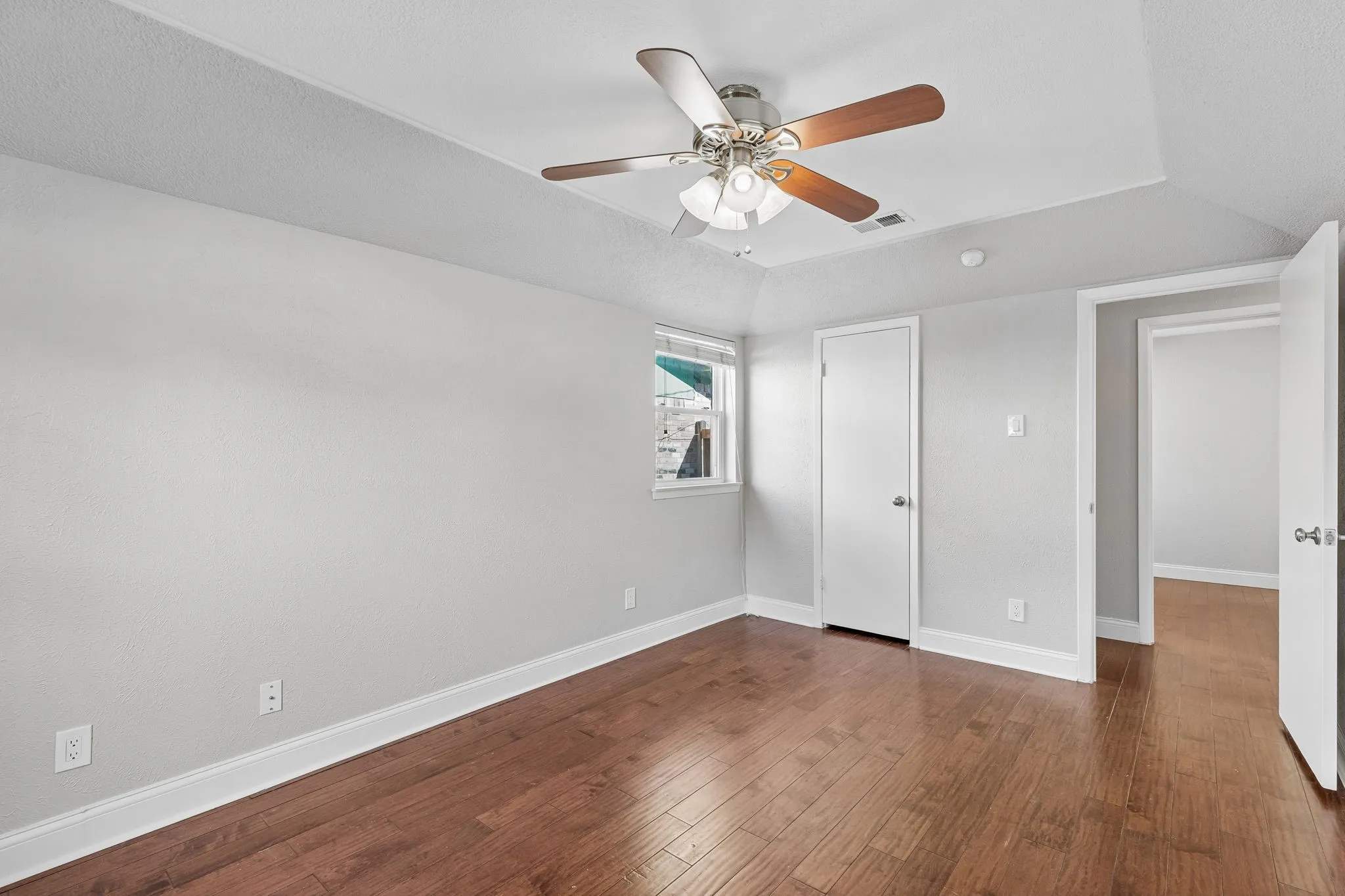Single Family Residence For Sale in Dallas County , 2016 Meadow Lark, Irving, Texas 75060, 3 Bedrooms, 2 Bathrooms, Garage spaces, 1,555 Sqft, built in 1967, Preowned, Price $314,900, mls#21216308, Real Estate Agent in Irving, Homes For Sale in Dallas county, Homes For Sale in Irving, Realtor in Irving Texas, Real Estate Brokerage Independent Realty Texas, Luminita Cordes Realtor