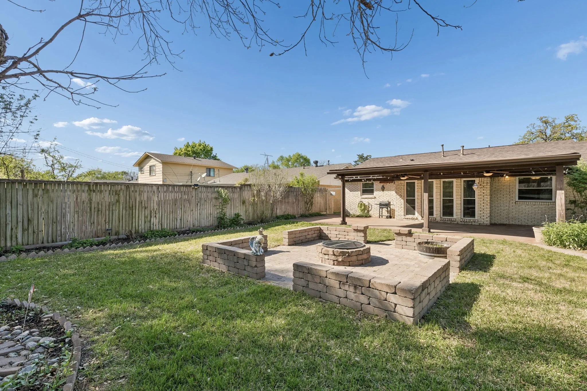 Single Family Residence For Sale in Dallas County , 2016 Meadow Lark, Irving, Texas 75060, 3 Bedrooms, 2 Bathrooms, Garage spaces, 1,555 Sqft, built in 1967, Preowned, Price $314,900, mls#21216308, Real Estate Agent in Irving, Homes For Sale in Dallas county, Homes For Sale in Irving, Realtor in Irving Texas, Real Estate Brokerage Independent Realty Texas, Luminita Cordes Realtor
