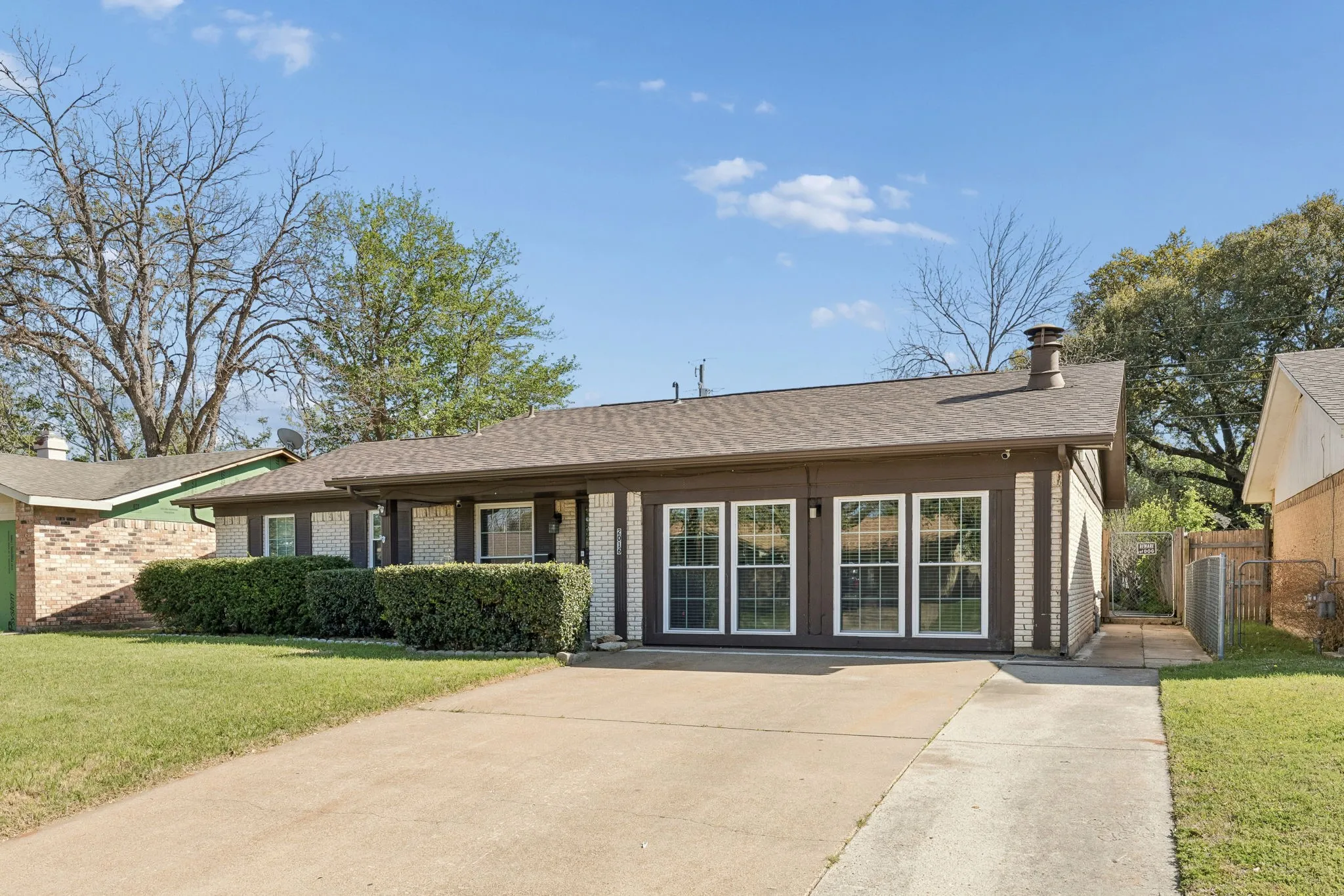 Single Family Residence For Sale in Dallas County , 2016 Meadow Lark, Irving, Texas 75060, 3 Bedrooms, 2 Bathrooms, Garage spaces, 1,555 Sqft, built in 1967, Preowned, Price $314,900, mls#21216308, Real Estate Agent in Irving, Homes For Sale in Dallas county, Homes For Sale in Irving, Realtor in Irving Texas, Real Estate Brokerage Independent Realty Texas, Luminita Cordes Realtor