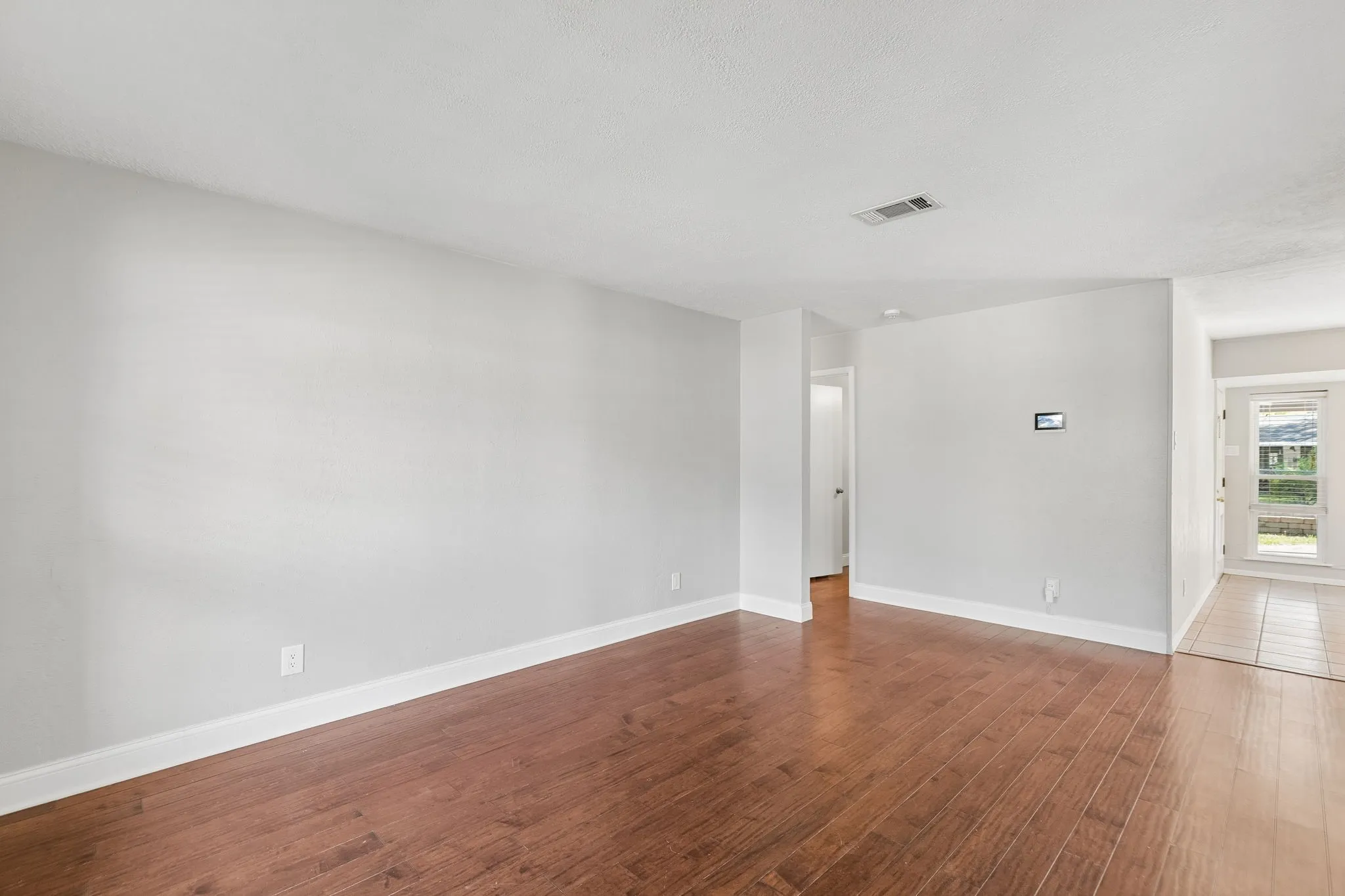 Single Family Residence For Sale in Dallas County , 2016 Meadow Lark, Irving, Texas 75060, 3 Bedrooms, 2 Bathrooms, Garage spaces, 1,555 Sqft, built in 1967, Preowned, Price $314,900, mls#21216308, Real Estate Agent in Irving, Homes For Sale in Dallas county, Homes For Sale in Irving, Realtor in Irving Texas, Real Estate Brokerage Independent Realty Texas, Luminita Cordes Realtor