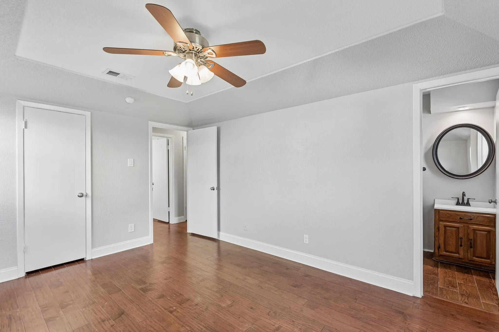 Single Family Residence For Sale in Dallas County , 2016 Meadow Lark, Irving, Texas 75060, 3 Bedrooms, 2 Bathrooms, Garage spaces, 1,555 Sqft, built in 1967, Preowned, Price $314,900, mls#21216308, Real Estate Agent in Irving, Homes For Sale in Dallas county, Homes For Sale in Irving, Realtor in Irving Texas, Real Estate Brokerage Independent Realty Texas, Luminita Cordes Realtor