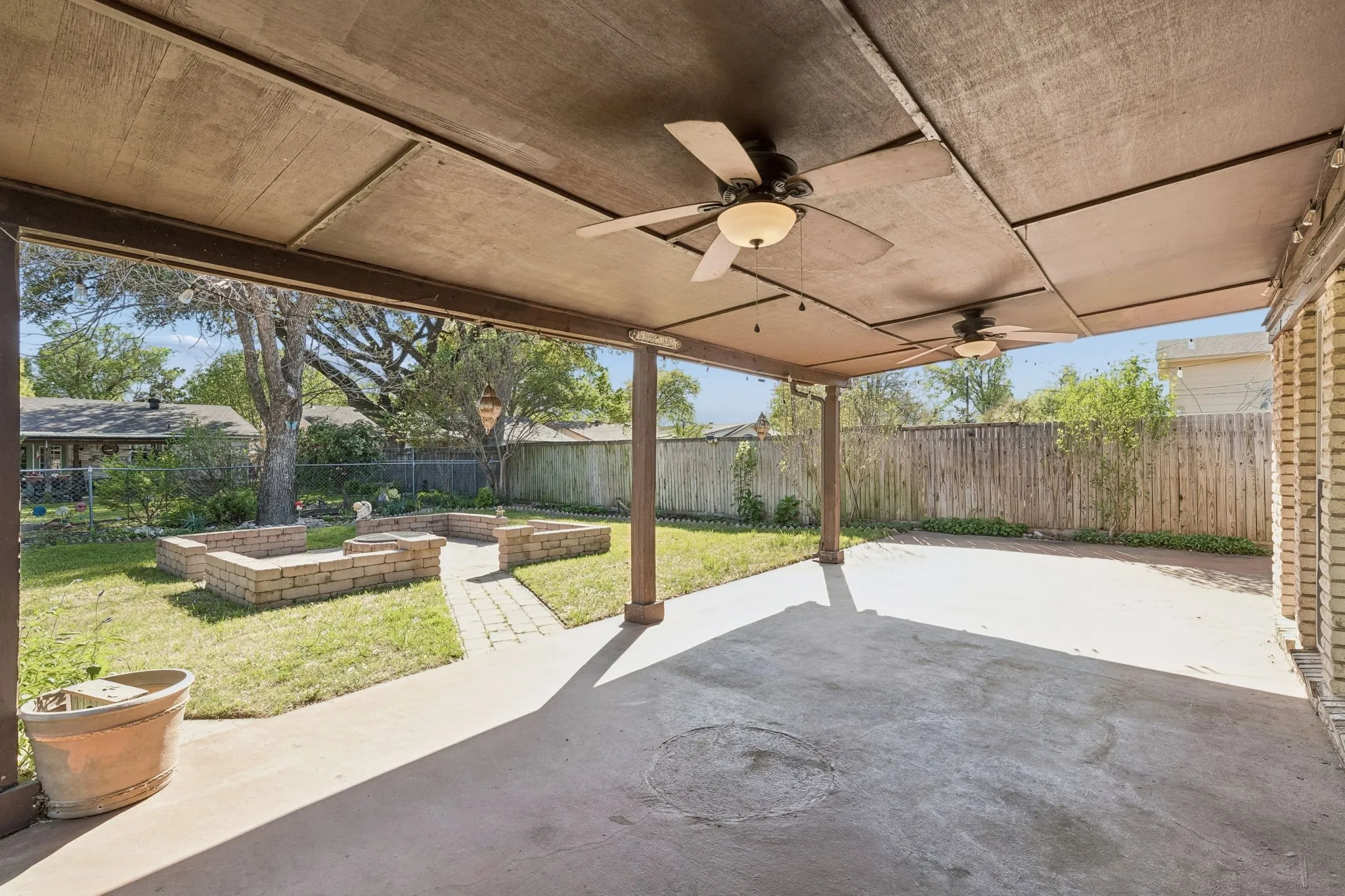 Single Family Residence For Sale in Dallas County , 2016 Meadow Lark, Irving, Texas 75060, 3 Bedrooms, 2 Bathrooms, Garage spaces, 1,555 Sqft, built in 1967, Preowned, Price $314,900, mls#21216308, Real Estate Agent in Irving, Homes For Sale in Dallas county, Homes For Sale in Irving, Realtor in Irving Texas, Real Estate Brokerage Independent Realty Texas, Luminita Cordes Realtor