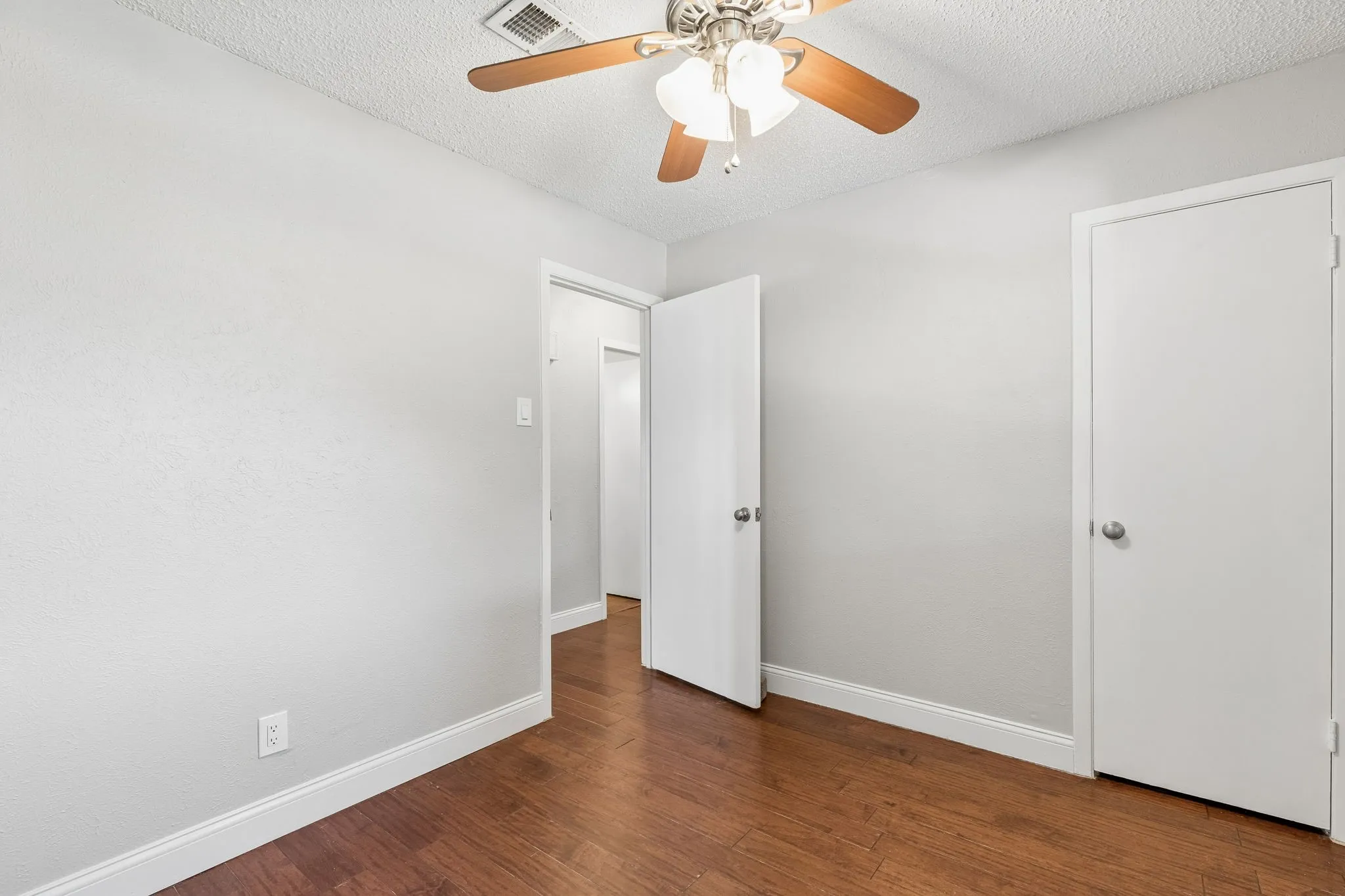 Single Family Residence For Sale in Dallas County , 2016 Meadow Lark, Irving, Texas 75060, 3 Bedrooms, 2 Bathrooms, Garage spaces, 1,555 Sqft, built in 1967, Preowned, Price $314,900, mls#21216308, Real Estate Agent in Irving, Homes For Sale in Dallas county, Homes For Sale in Irving, Realtor in Irving Texas, Real Estate Brokerage Independent Realty Texas, Luminita Cordes Realtor