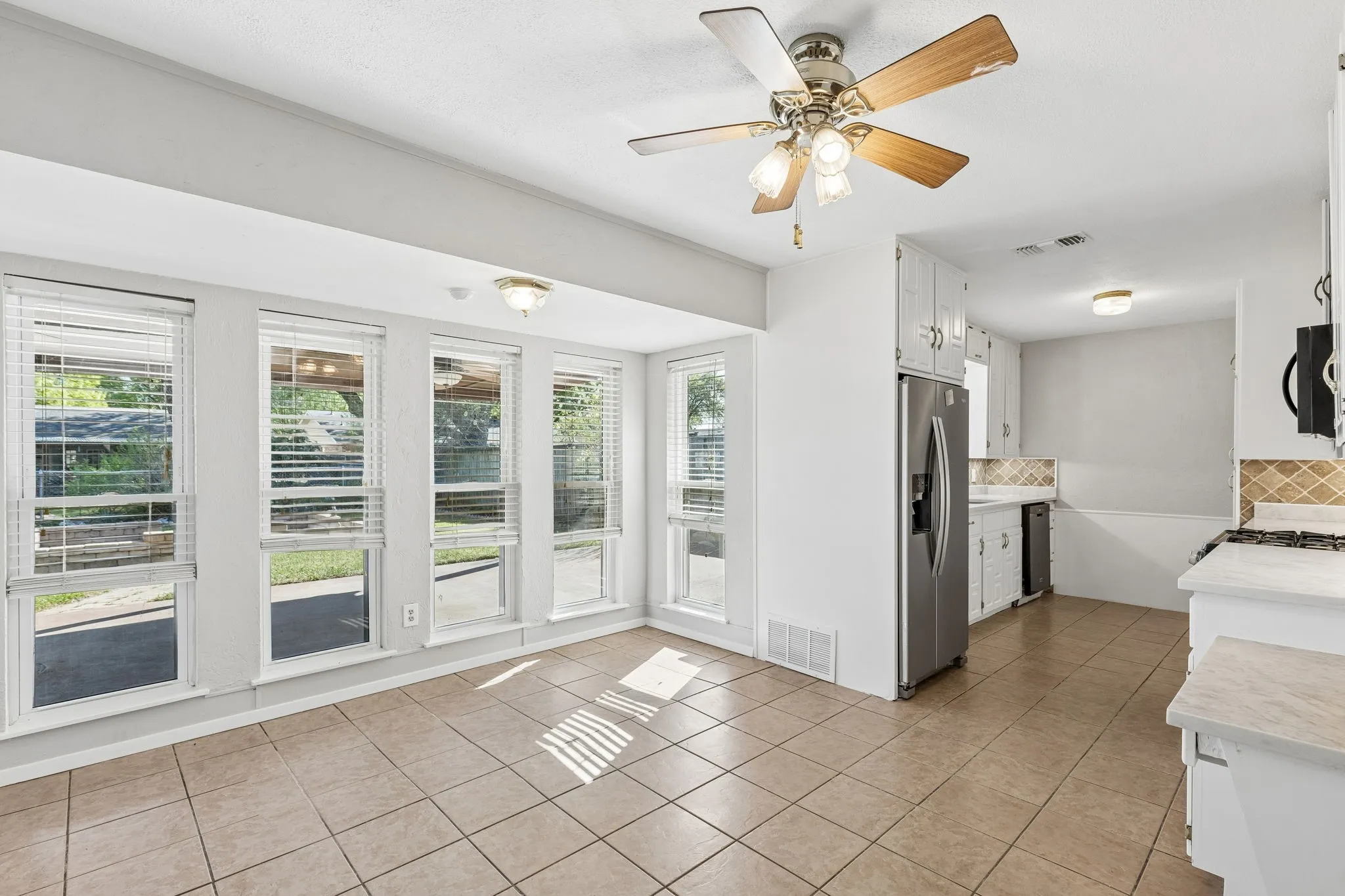 Single Family Residence For Sale in Dallas County , 2016 Meadow Lark, Irving, Texas 75060, 3 Bedrooms, 2 Bathrooms, Garage spaces, 1,555 Sqft, built in 1967, Preowned, Price $314,900, mls#21216308, Real Estate Agent in Irving, Homes For Sale in Dallas county, Homes For Sale in Irving, Realtor in Irving Texas, Real Estate Brokerage Independent Realty Texas, Luminita Cordes Realtor