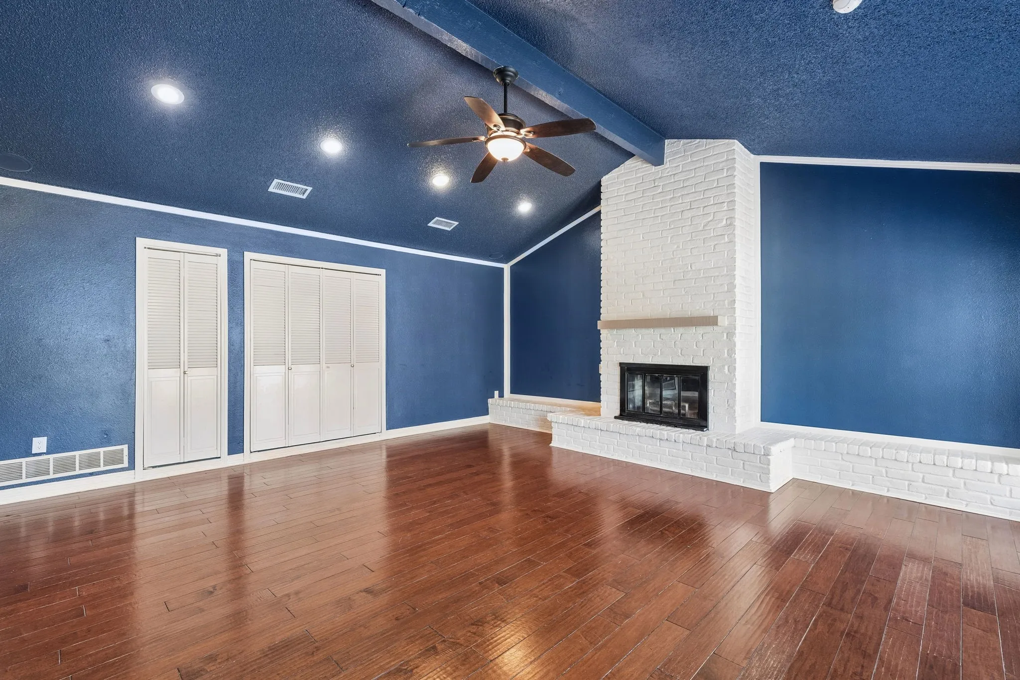 Single Family Residence For Sale in Dallas County , 2016 Meadow Lark, Irving, Texas 75060, 3 Bedrooms, 2 Bathrooms, Garage spaces, 1,555 Sqft, built in 1967, Preowned, Price $314,900, mls#21216308, Real Estate Agent in Irving, Homes For Sale in Dallas county, Homes For Sale in Irving, Realtor in Irving Texas, Real Estate Brokerage Independent Realty Texas, Luminita Cordes Realtor