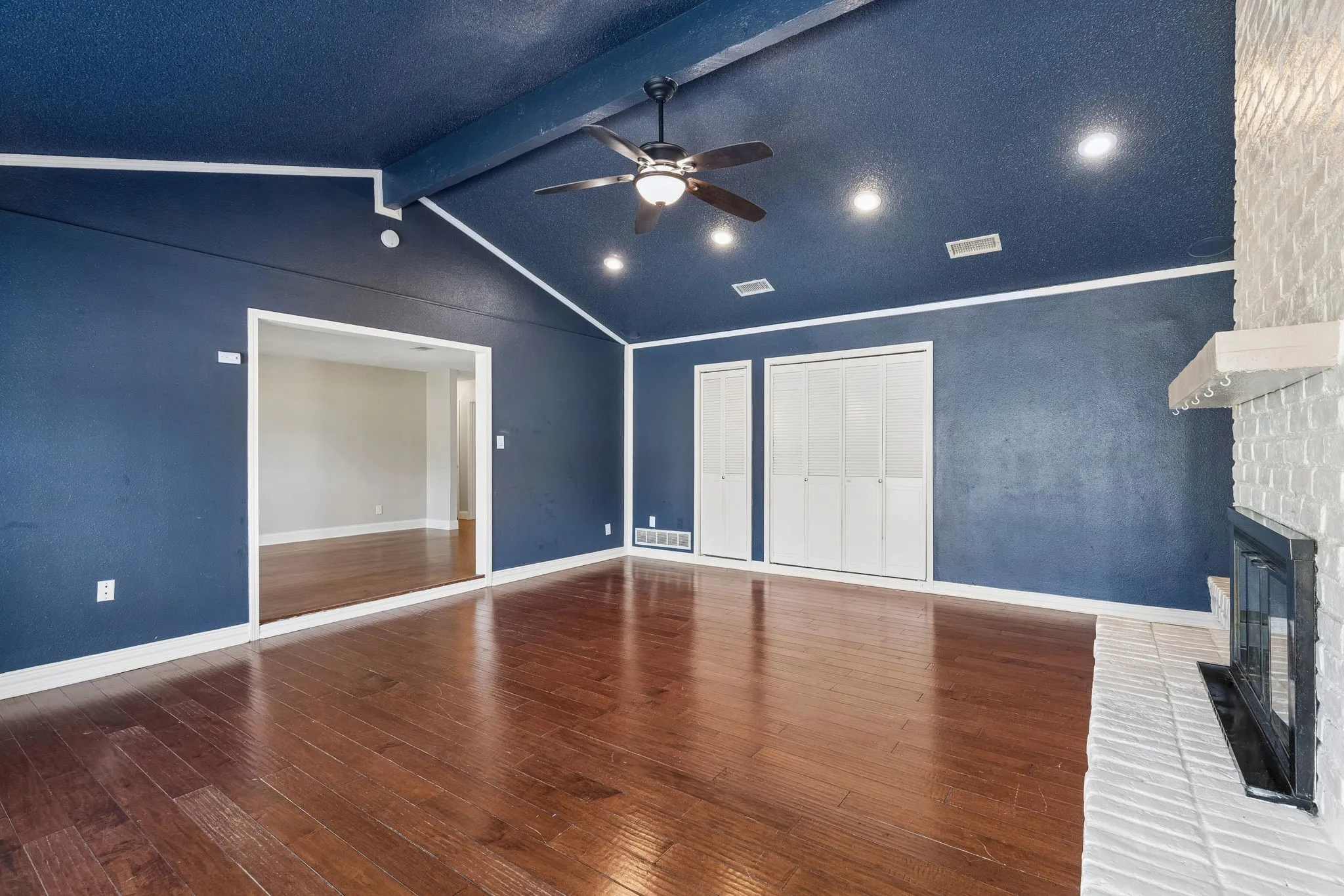 Single Family Residence For Sale in Dallas County , 2016 Meadow Lark, Irving, Texas 75060, 3 Bedrooms, 2 Bathrooms, Garage spaces, 1,555 Sqft, built in 1967, Preowned, Price $314,900, mls#21216308, Real Estate Agent in Irving, Homes For Sale in Dallas county, Homes For Sale in Irving, Realtor in Irving Texas, Real Estate Brokerage Independent Realty Texas, Luminita Cordes Realtor