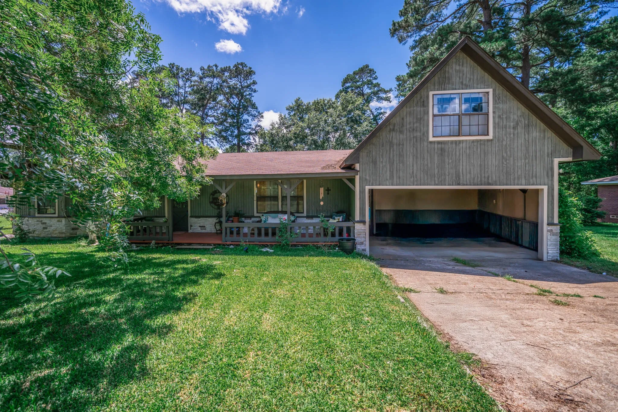 Single Family Residence For Sale in Cherokee County , 141 Cedar Street, Rusk, Texas 75785, 5 Bedroom, 2 Bathroom, 2 Garage spaces, 2,094 Sqft, built in 1960, mls#21218340, Real Estate Agent in Rusk, Homes For Sale in Cherokee county, Homes For Sale in Rusk, Realtor in Rusk Texas, Real Estate Brokerage Independent Realty Texas, Luminita Cordes Realtor