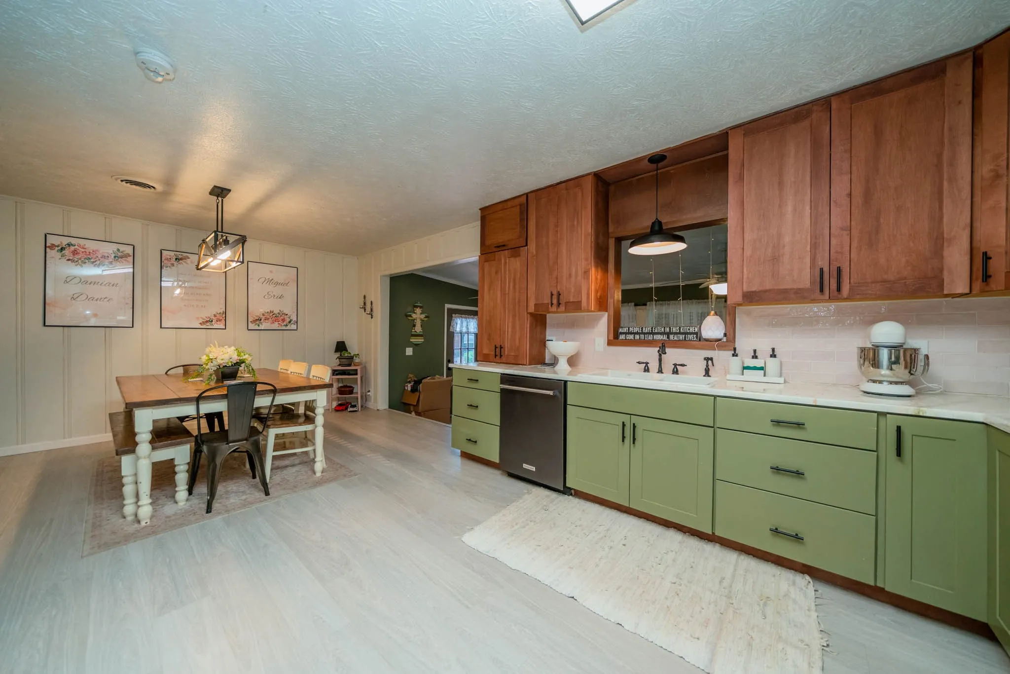 Single Family Residence For Sale in Cherokee County , 141 Cedar Street, Rusk, Texas 75785, 5 Bedroom, 2 Bathroom, 2 Garage spaces, 2,094 Sqft, built in 1960, mls#21218340, Real Estate Agent in Rusk, Homes For Sale in Cherokee county, Homes For Sale in Rusk, Realtor in Rusk Texas, Real Estate Brokerage Independent Realty Texas, Luminita Cordes Realtor