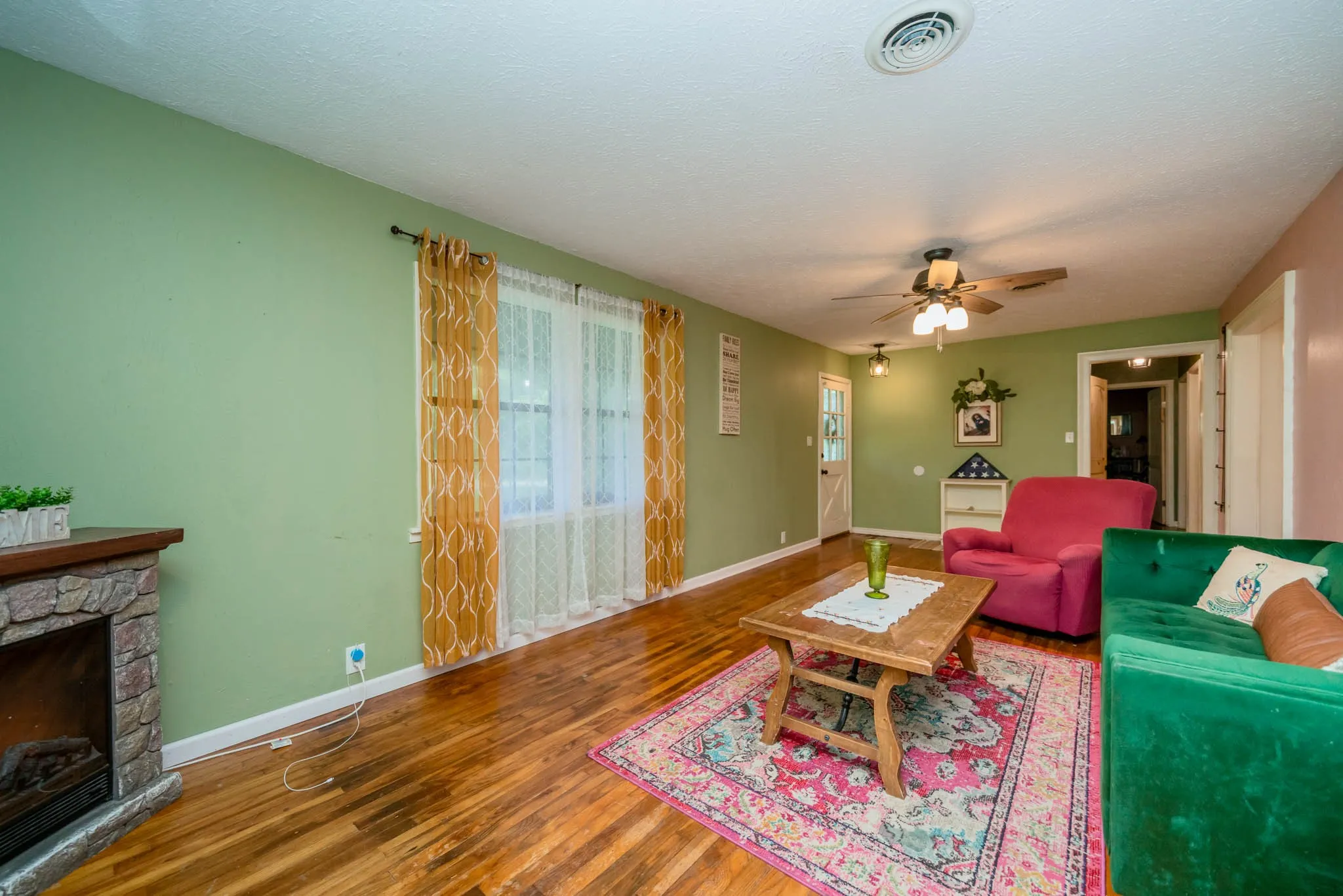 Single Family Residence For Sale in Cherokee County , 141 Cedar Street, Rusk, Texas 75785, 5 Bedroom, 2 Bathroom, 2 Garage spaces, 2,094 Sqft, built in 1960, mls#21218340, Real Estate Agent in Rusk, Homes For Sale in Cherokee county, Homes For Sale in Rusk, Realtor in Rusk Texas, Real Estate Brokerage Independent Realty Texas, Luminita Cordes Realtor