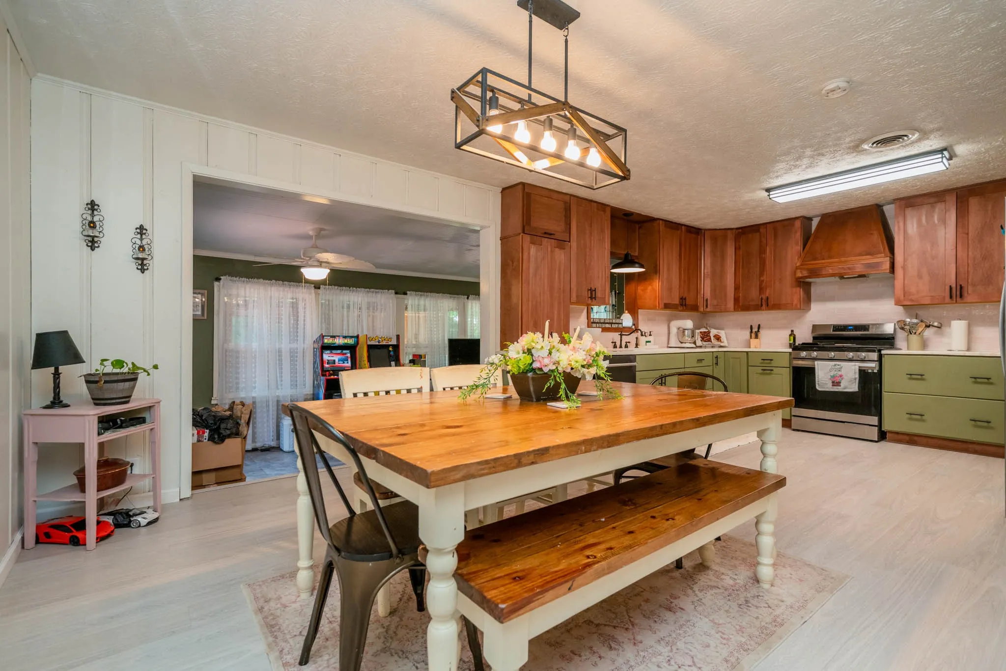 Single Family Residence For Sale in Cherokee County , 141 Cedar Street, Rusk, Texas 75785, 5 Bedroom, 2 Bathroom, 2 Garage spaces, 2,094 Sqft, built in 1960, mls#21218340, Real Estate Agent in Rusk, Homes For Sale in Cherokee county, Homes For Sale in Rusk, Realtor in Rusk Texas, Real Estate Brokerage Independent Realty Texas, Luminita Cordes Realtor