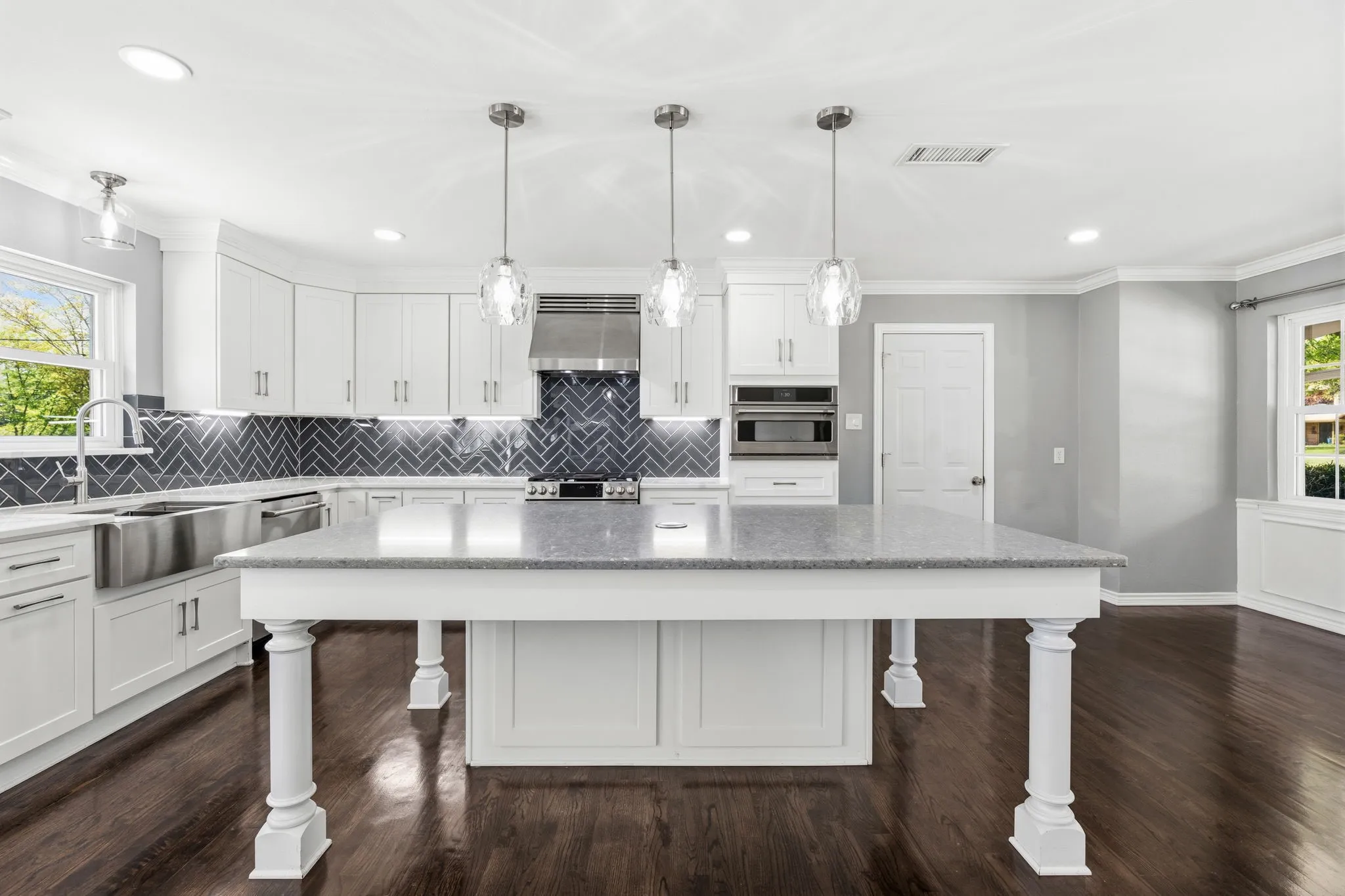 Single Family Residence For Sale in Dallas County , 1636 W Red Bird Lane, Dallas, Texas 75232, 4 Bedroom, 4 Bathroom, 2 Garage spaces, 2,974 Sqft, built in 1959, Preowned, mls#21216626, Real Estate Agent in Dallas, Homes For Sale in Dallas county, Homes For Sale in Dallas, Realtor in Dallas Texas, Real Estate Brokerage Independent Realty Texas, Luminita Cordes Realtor