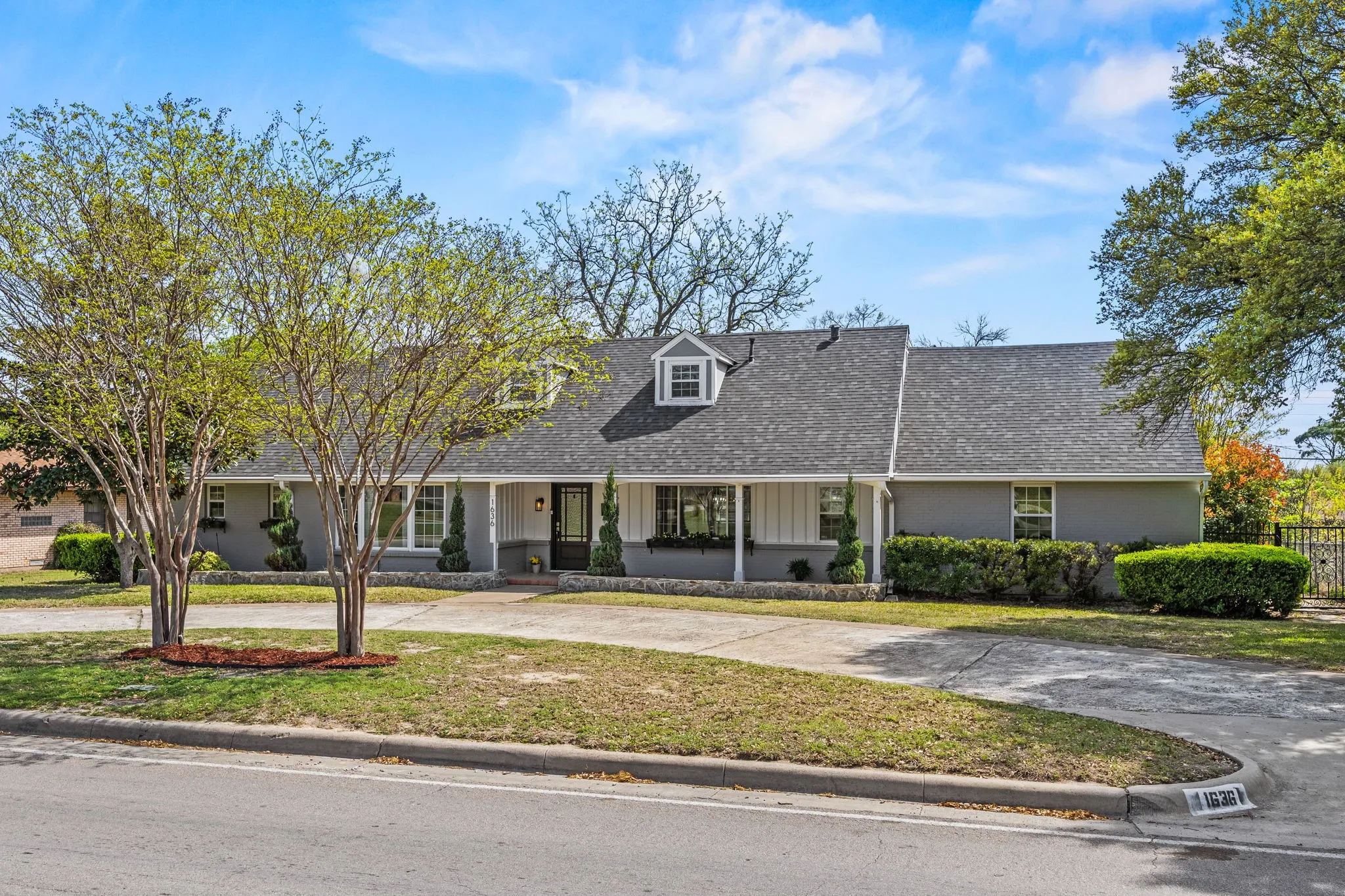 Single Family Residence For Sale in Dallas County , 1636 W Red Bird Lane, Dallas, Texas 75232, 4 Bedroom, 4 Bathroom, 2 Garage spaces, 2,974 Sqft, built in 1959, Preowned, mls#21216626, Real Estate Agent in Dallas, Homes For Sale in Dallas county, Homes For Sale in Dallas, Realtor in Dallas Texas, Real Estate Brokerage Independent Realty Texas, Luminita Cordes Realtor