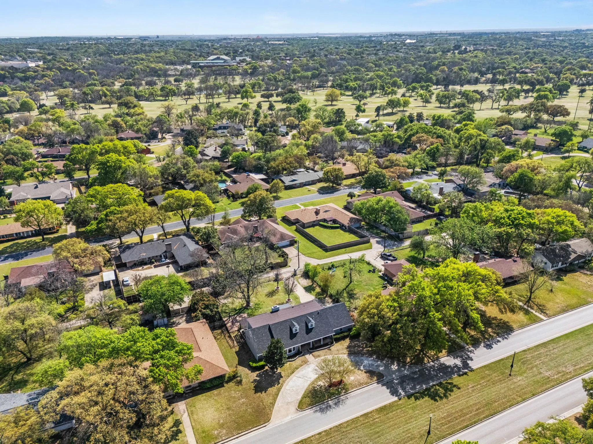 Single Family Residence For Sale in Dallas County , 1636 W Red Bird Lane, Dallas, Texas 75232, 4 Bedroom, 4 Bathroom, 2 Garage spaces, 2,974 Sqft, built in 1959, Preowned, mls#21216626, Real Estate Agent in Dallas, Homes For Sale in Dallas county, Homes For Sale in Dallas, Realtor in Dallas Texas, Real Estate Brokerage Independent Realty Texas, Luminita Cordes Realtor