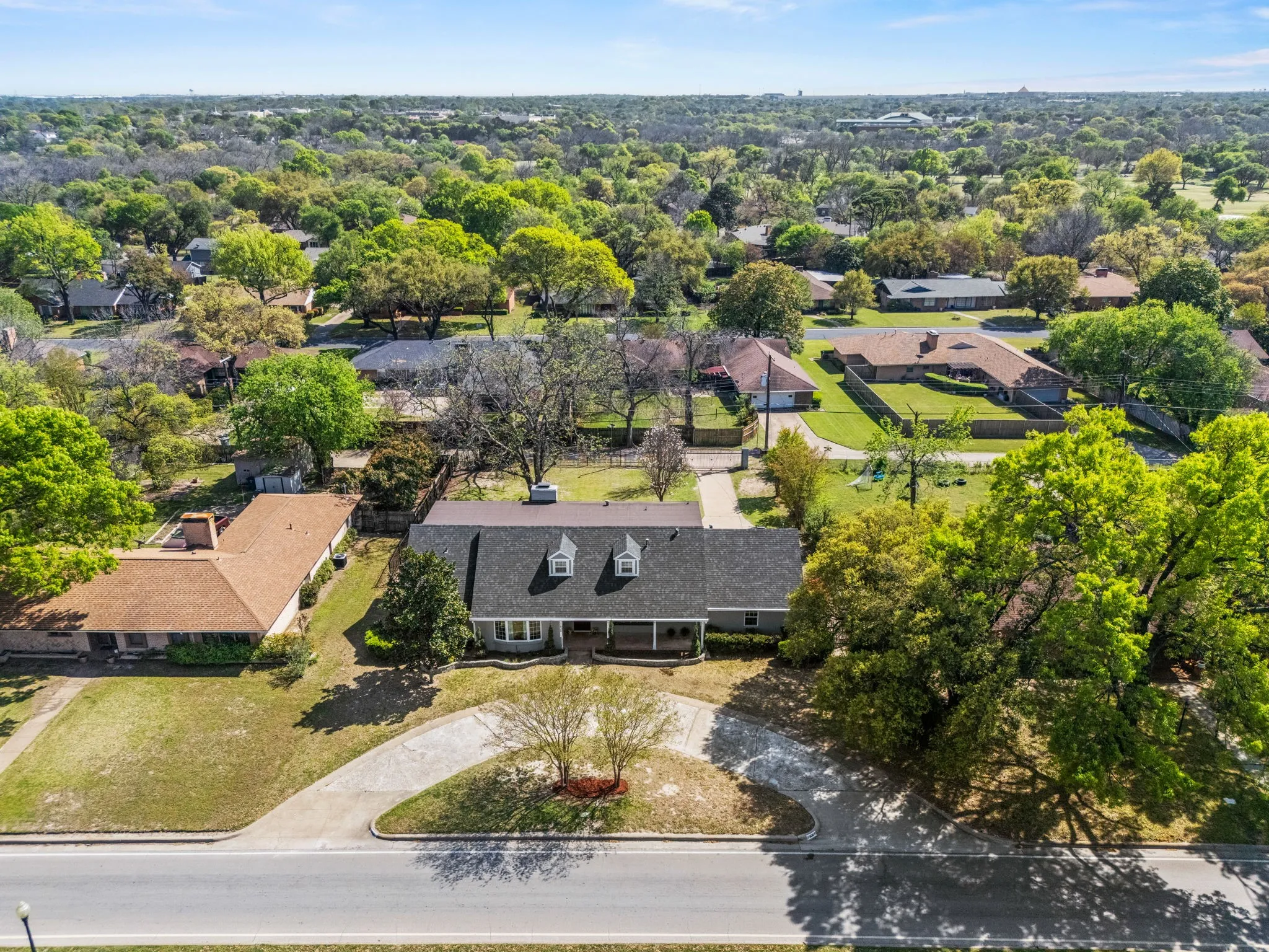 Single Family Residence For Sale in Dallas County , 1636 W Red Bird Lane, Dallas, Texas 75232, 4 Bedroom, 4 Bathroom, 2 Garage spaces, 2,974 Sqft, built in 1959, Preowned, mls#21216626, Real Estate Agent in Dallas, Homes For Sale in Dallas county, Homes For Sale in Dallas, Realtor in Dallas Texas, Real Estate Brokerage Independent Realty Texas, Luminita Cordes Realtor