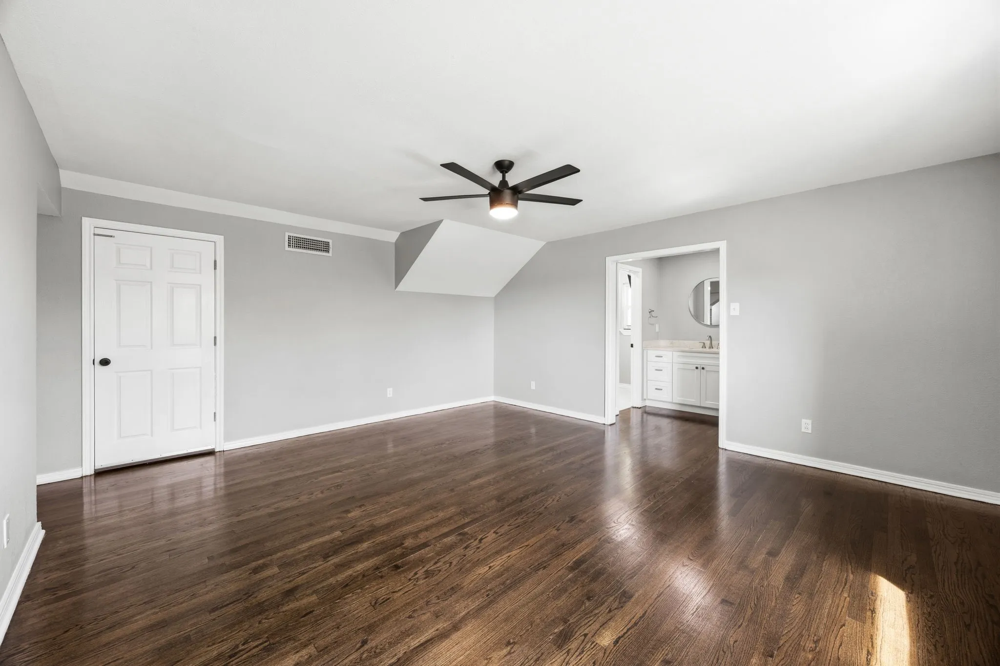 Single Family Residence For Sale in Dallas County , 1636 W Red Bird Lane, Dallas, Texas 75232, 4 Bedroom, 4 Bathroom, 2 Garage spaces, 2,974 Sqft, built in 1959, Preowned, mls#21216626, Real Estate Agent in Dallas, Homes For Sale in Dallas county, Homes For Sale in Dallas, Realtor in Dallas Texas, Real Estate Brokerage Independent Realty Texas, Luminita Cordes Realtor