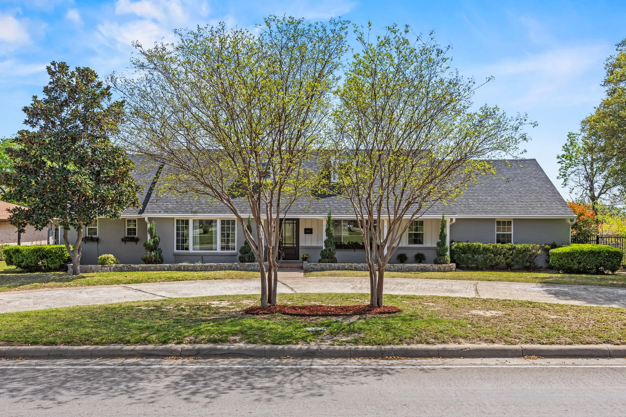 Single Family Residence For Sale in Dallas County , 1636 W Red Bird Lane, Dallas, Texas 75232, 4 Bedroom, 4 Bathroom, 2 Garage spaces, 2,974 Sqft, built in 1959, Preowned, mls#21216626, Real Estate Agent in Dallas, Homes For Sale in Dallas county, Homes For Sale in Dallas, Realtor in Dallas Texas, Real Estate Brokerage Independent Realty Texas, Luminita Cordes Realtor