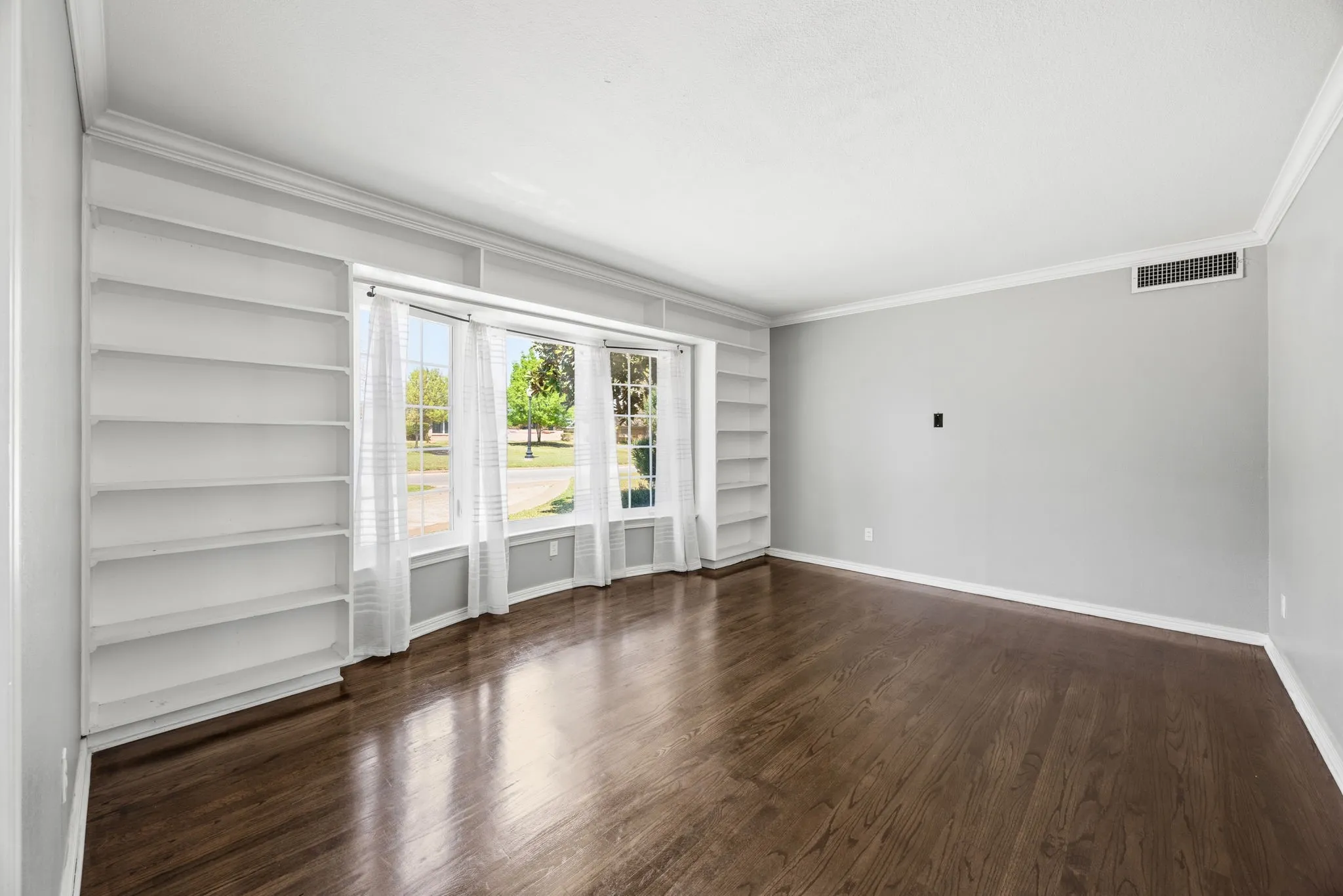 Single Family Residence For Sale in Dallas County , 1636 W Red Bird Lane, Dallas, Texas 75232, 4 Bedroom, 4 Bathroom, 2 Garage spaces, 2,974 Sqft, built in 1959, Preowned, mls#21216626, Real Estate Agent in Dallas, Homes For Sale in Dallas county, Homes For Sale in Dallas, Realtor in Dallas Texas, Real Estate Brokerage Independent Realty Texas, Luminita Cordes Realtor