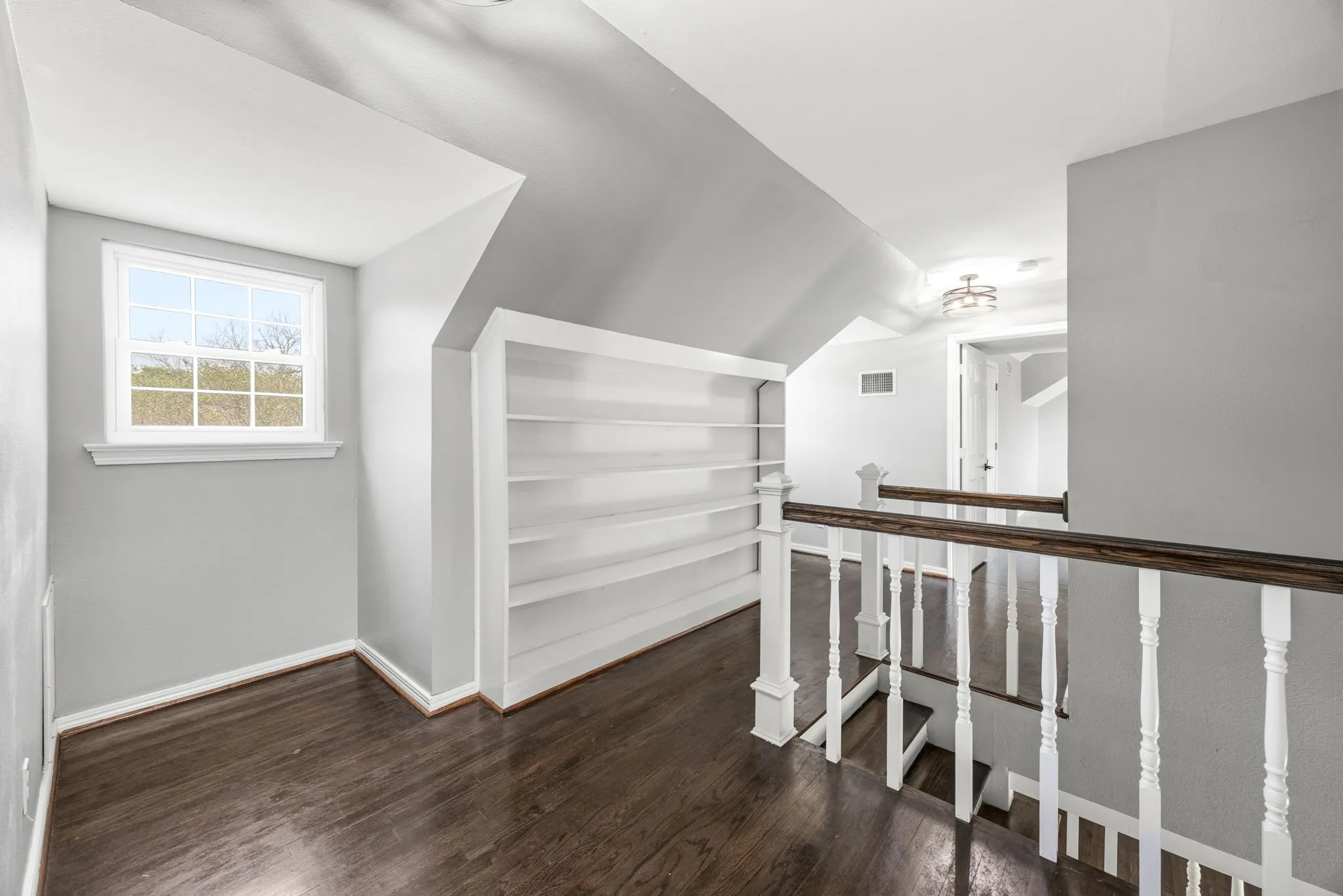 Single Family Residence For Sale in Dallas County , 1636 W Red Bird Lane, Dallas, Texas 75232, 4 Bedroom, 4 Bathroom, 2 Garage spaces, 2,974 Sqft, built in 1959, Preowned, mls#21216626, Real Estate Agent in Dallas, Homes For Sale in Dallas county, Homes For Sale in Dallas, Realtor in Dallas Texas, Real Estate Brokerage Independent Realty Texas, Luminita Cordes Realtor