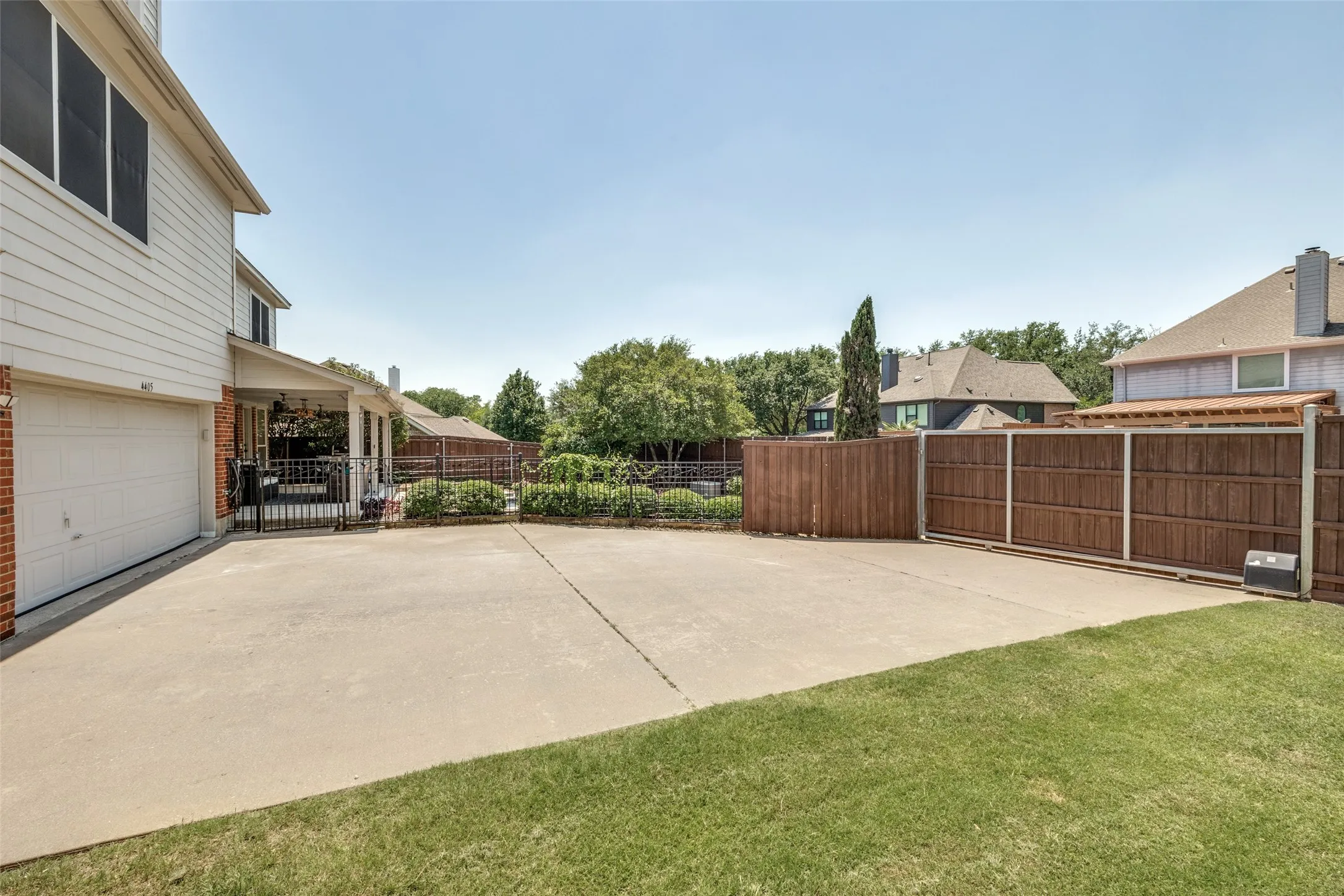 3-car garage driveway and electric gate