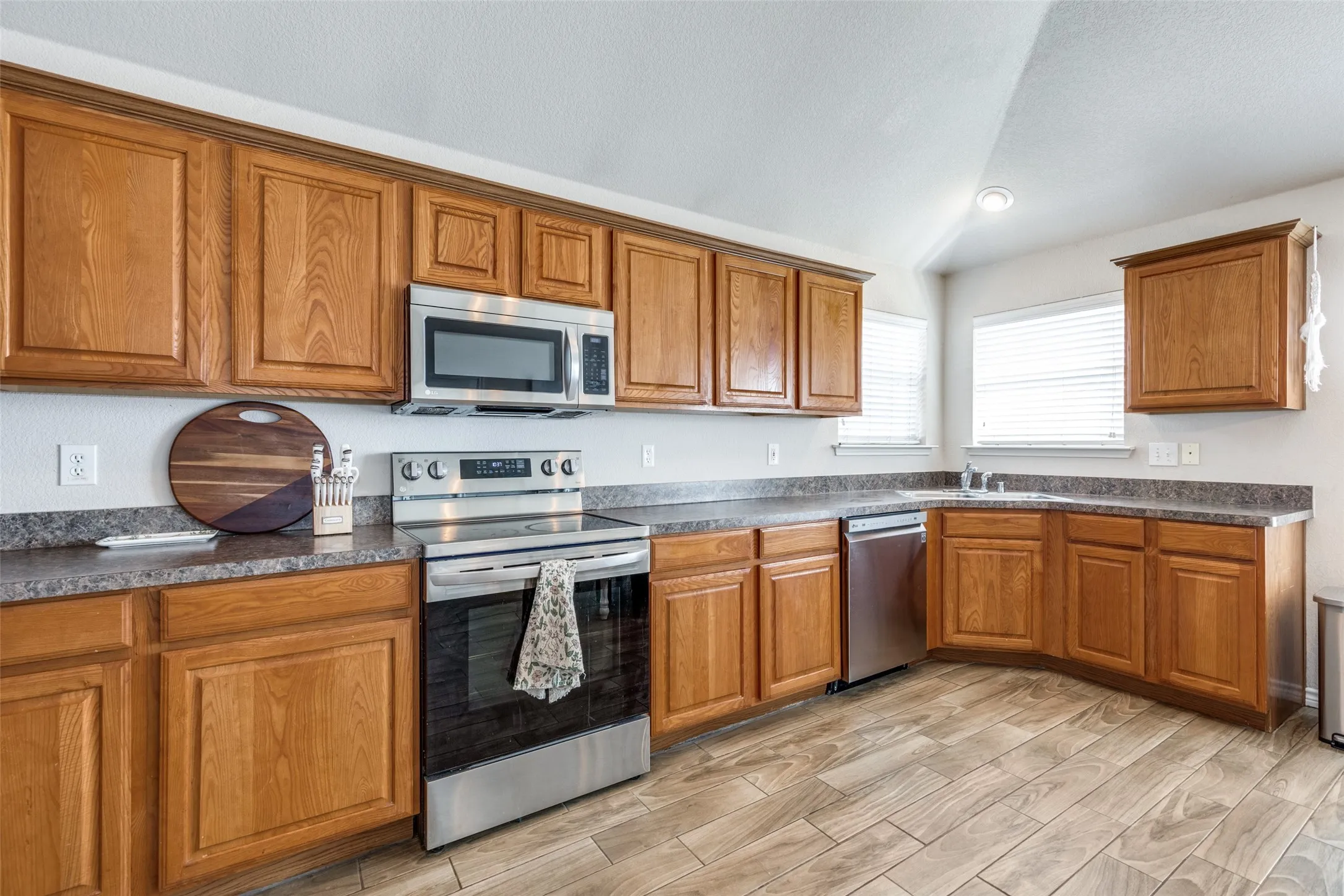 Single Family Residence For Sale in Tarrant County , 14216 Tijuana Trail, Fort Worth, Texas 76052, 3 Bedrooms, 2 Bathrooms, 2 Garage spaces, 1,662 Sqft, built in 2006, Price $270,000, mls#21218326, Real Estate Agent in Fort Worth, Homes For Sale in Tarrant county, Homes For Sale in Fort Worth, Realtor in Fort Worth Texas, Real Estate Brokerage Independent Realty Texas, Luminita Cordes Realtor