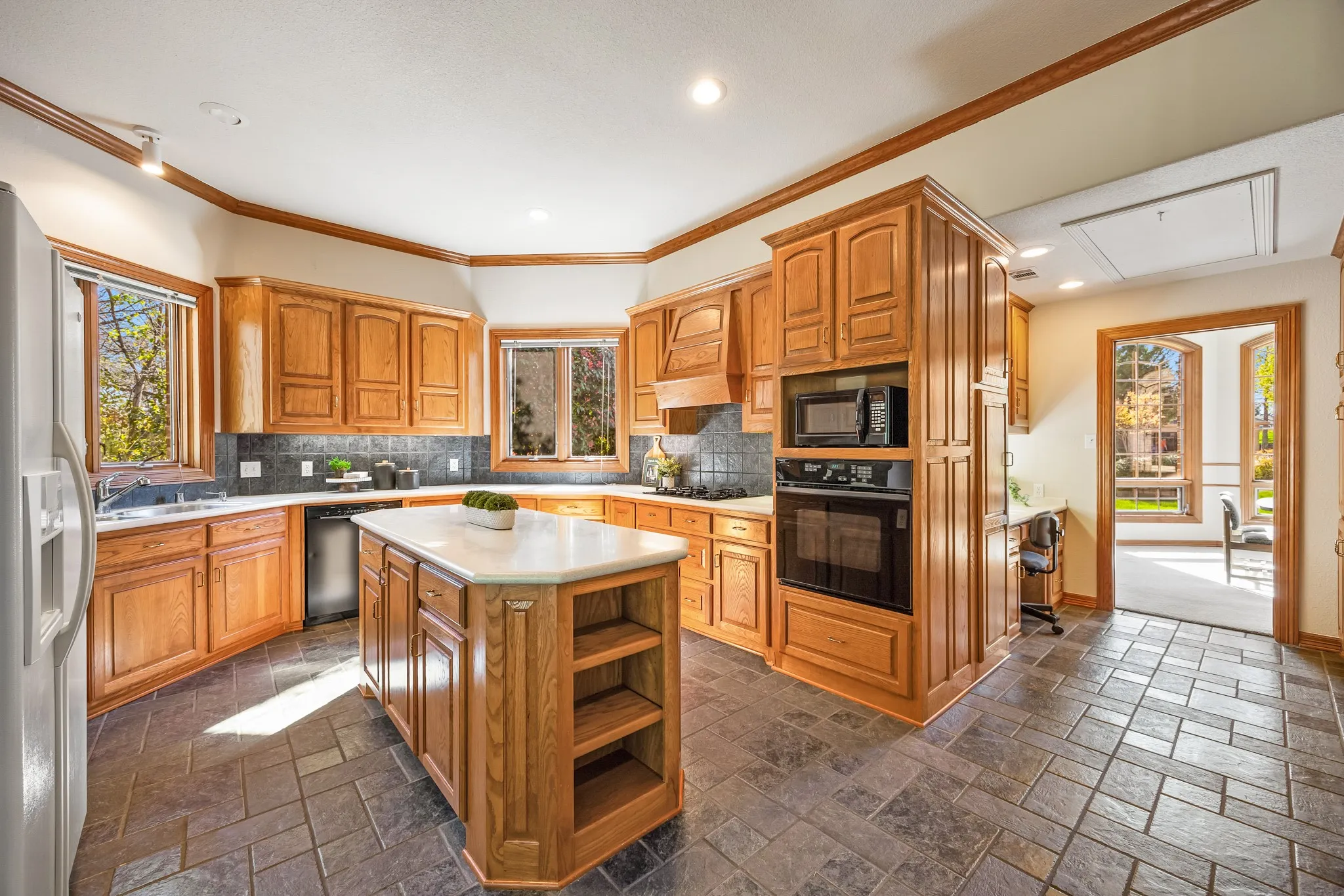Single Family Residence For Sale in Rockwall County , 314 Harbor Landing Drive, Rockwall, Texas 75032, 3 Bedroom, 3 Bathroom, 2 Garage spaces, 3,383 Sqft, built in 1996, mls#21216518, Real Estate Agent in Rockwall, Homes For Sale in Rockwall county, Homes For Sale in Rockwall, Realtor in Rockwall Texas, Real Estate Brokerage Independent Realty Texas, Luminita Cordes Realtor