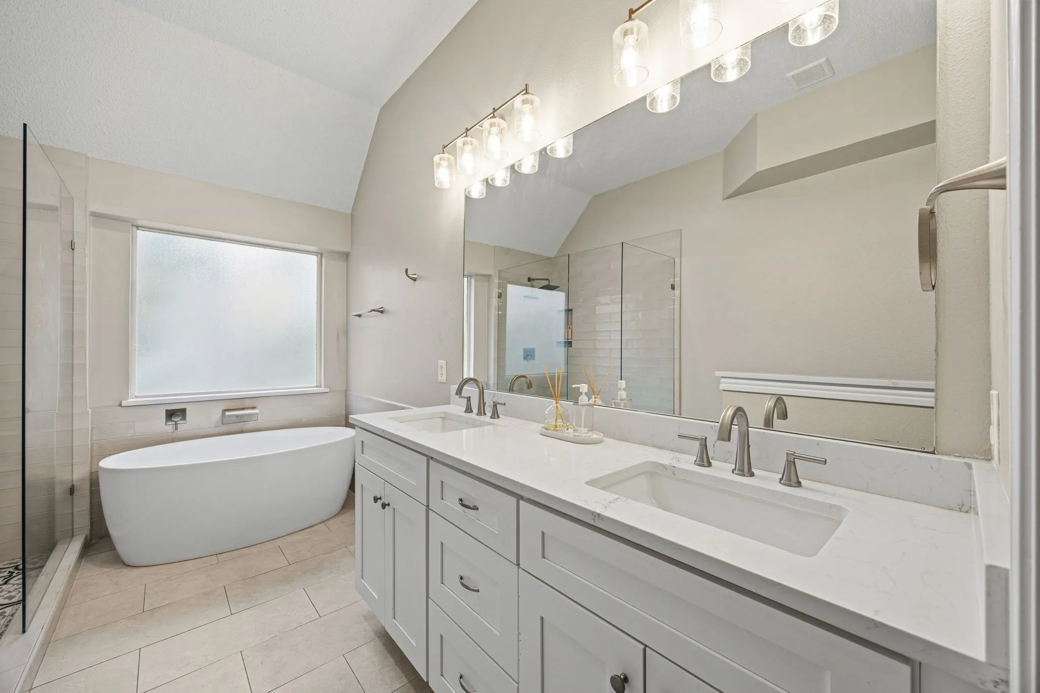 Primary Ensuite Bath