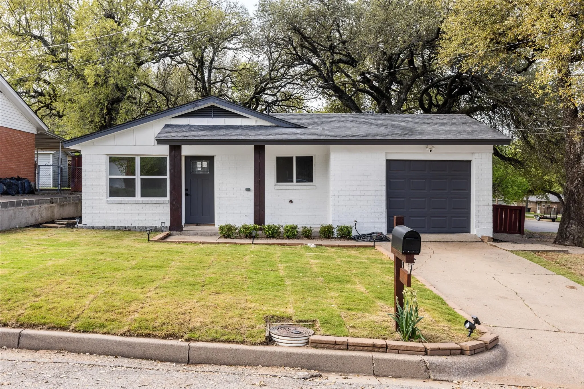 Single Family Residence For Sale in Parker County , 602 E 4th Street, Weatherford, Texas 76086, 3 Bedroom, 2 Bathroom, 2 Garage spaces, 912 Sqft, built in 1961, mls#21218491, Real Estate Agent in Weatherford, Homes For Sale in Parker county, Homes For Sale in Weatherford, Realtor in Weatherford Texas, Real Estate Brokerage Independent Realty Texas, Luminita Cordes Realtor