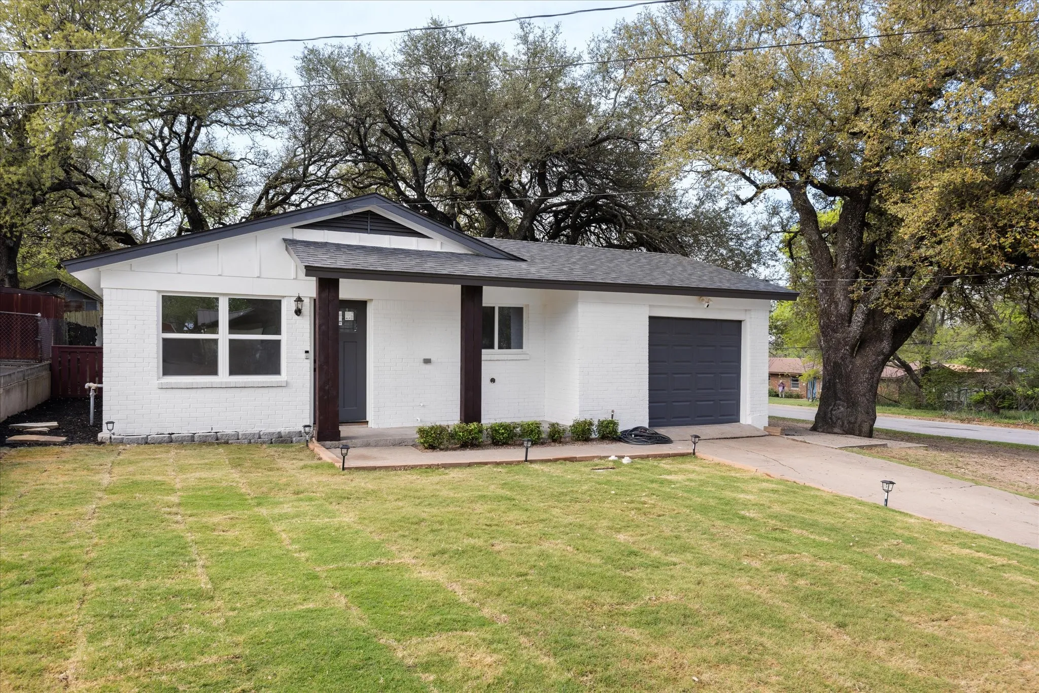 Single Family Residence For Sale in Parker County , 602 E 4th Street, Weatherford, Texas 76086, 3 Bedroom, 2 Bathroom, 2 Garage spaces, 912 Sqft, built in 1961, mls#21218491, Real Estate Agent in Weatherford, Homes For Sale in Parker county, Homes For Sale in Weatherford, Realtor in Weatherford Texas, Real Estate Brokerage Independent Realty Texas, Luminita Cordes Realtor