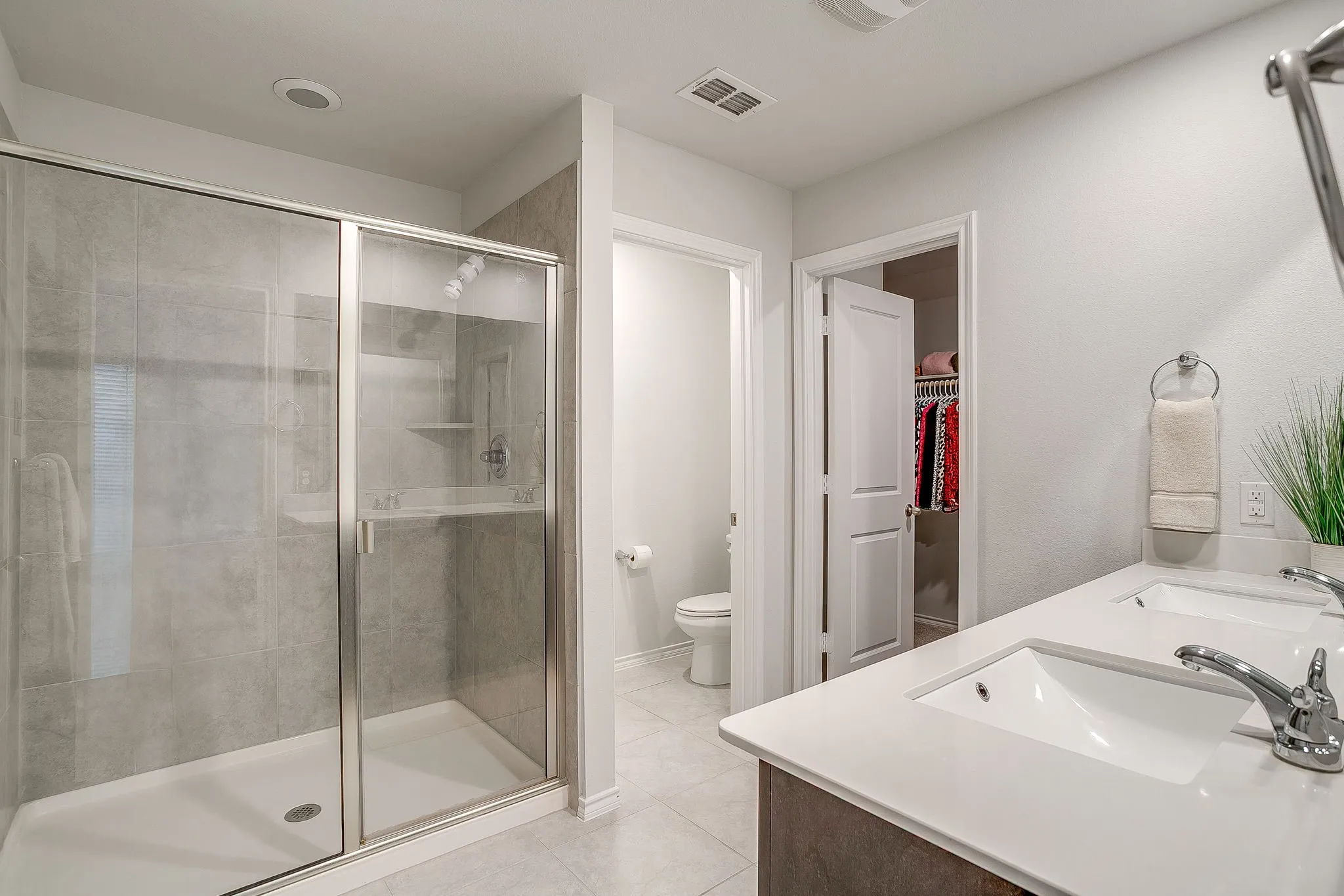 Townhouse For Sale in Tarrant County , 440 Milverton Drive, Fort Worth, Texas 76036, 4 Bedroom, 3 Bathroom, 2 Garage spaces, 1,924 Sqft, built in 2020, Preowned, mls#21195353, Real Estate Agent in Fort Worth, Homes For Sale in Tarrant county, Homes For Sale in Fort Worth, Realtor in Fort Worth Texas, Real Estate Brokerage Independent Realty Texas, Luminita Cordes Realtor