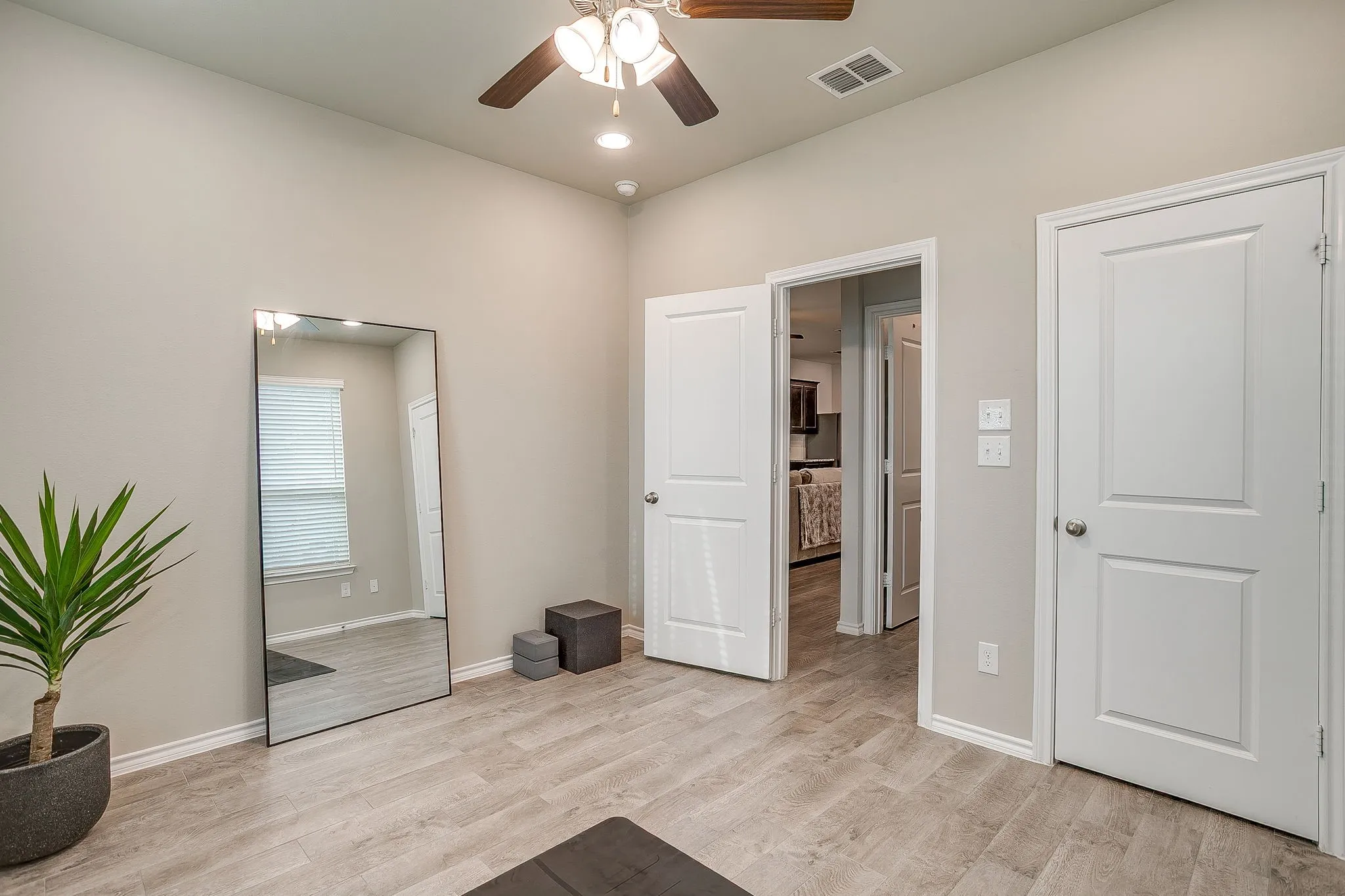 Townhouse For Sale in Tarrant County , 440 Milverton Drive, Fort Worth, Texas 76036, 4 Bedroom, 3 Bathroom, 2 Garage spaces, 1,924 Sqft, built in 2020, Preowned, mls#21195353, Real Estate Agent in Fort Worth, Homes For Sale in Tarrant county, Homes For Sale in Fort Worth, Realtor in Fort Worth Texas, Real Estate Brokerage Independent Realty Texas, Luminita Cordes Realtor