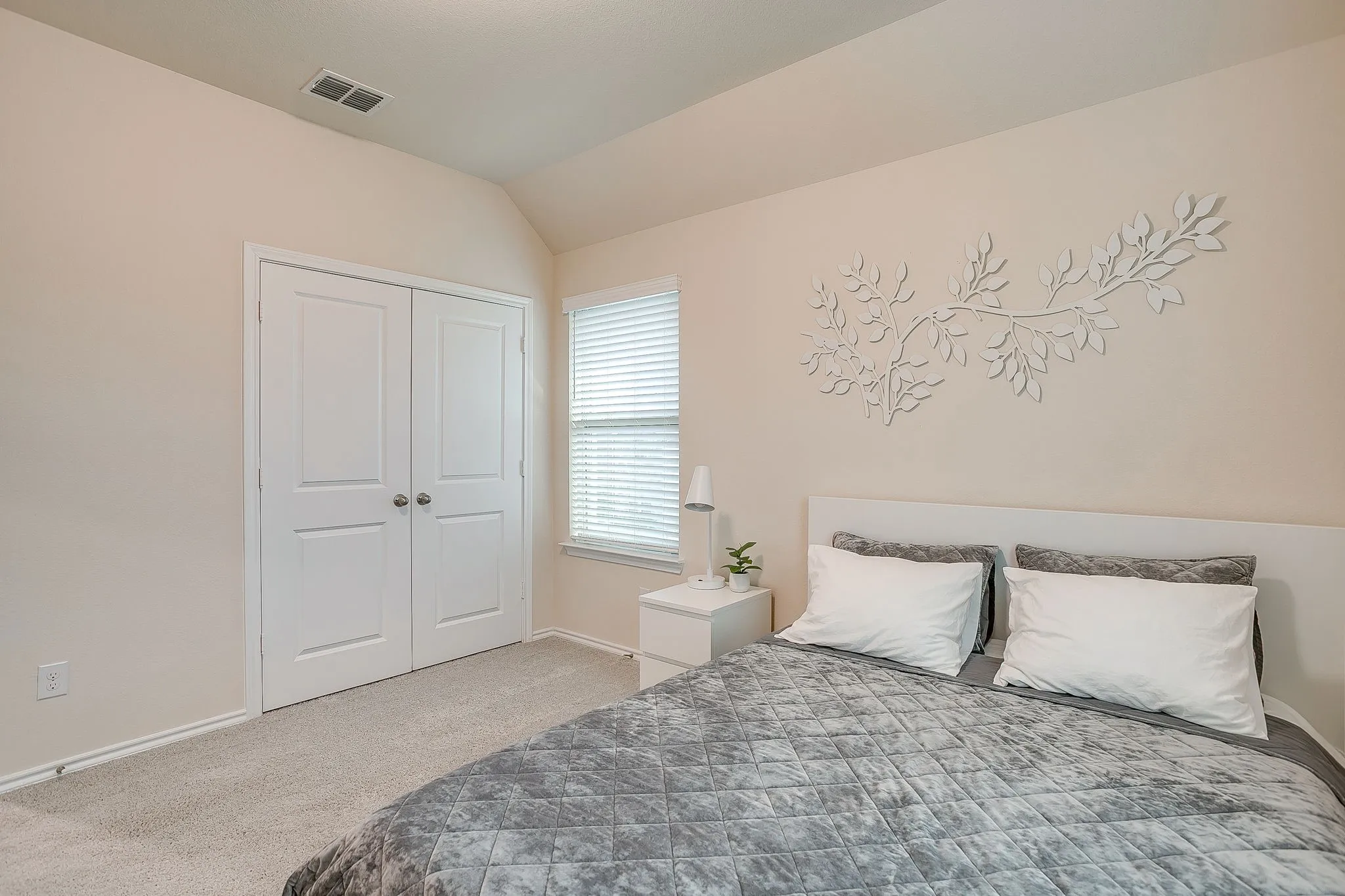 Townhouse For Sale in Tarrant County , 440 Milverton Drive, Fort Worth, Texas 76036, 4 Bedroom, 3 Bathroom, 2 Garage spaces, 1,924 Sqft, built in 2020, Preowned, mls#21195353, Real Estate Agent in Fort Worth, Homes For Sale in Tarrant county, Homes For Sale in Fort Worth, Realtor in Fort Worth Texas, Real Estate Brokerage Independent Realty Texas, Luminita Cordes Realtor
