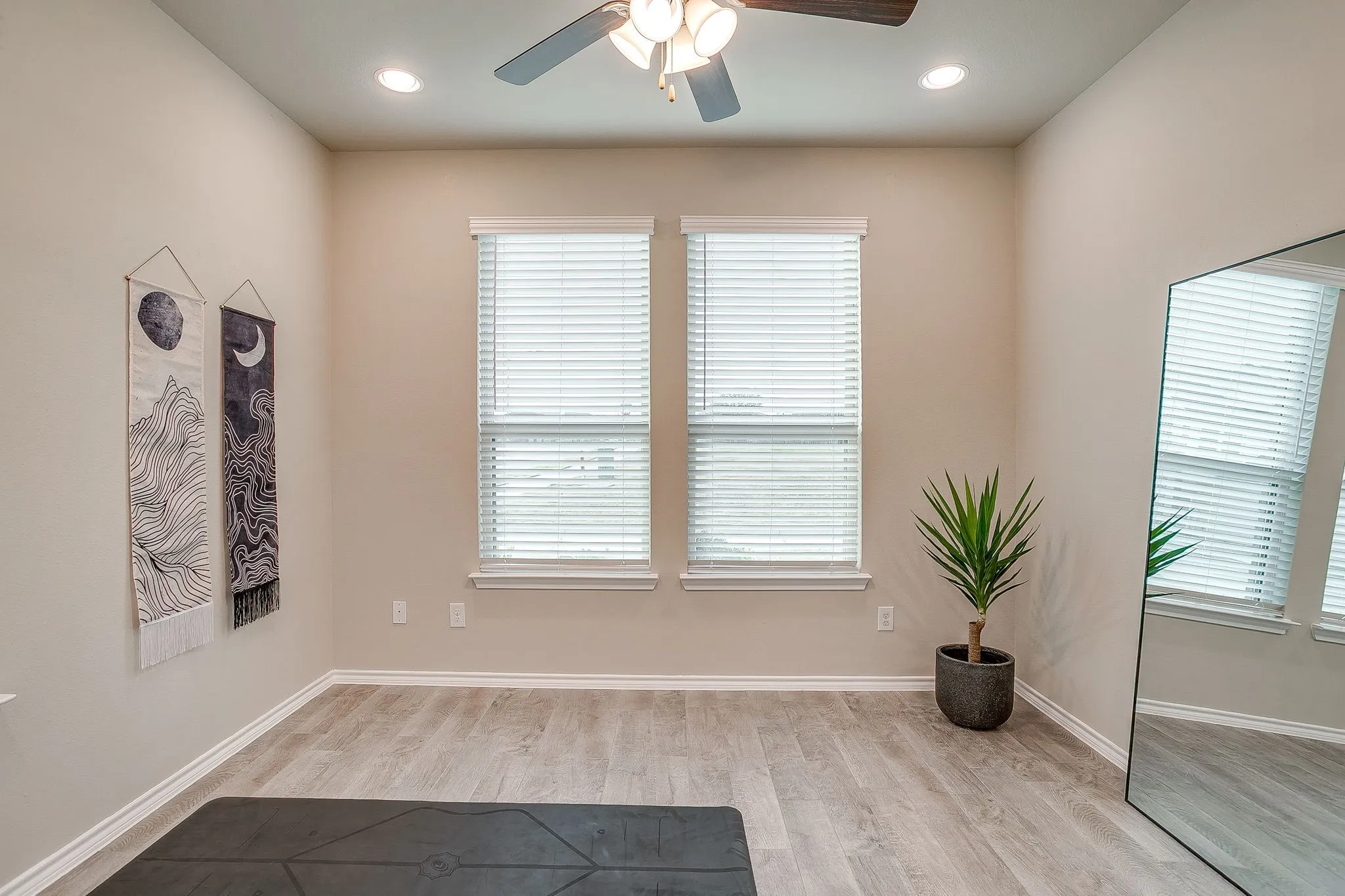Townhouse For Sale in Tarrant County , 440 Milverton Drive, Fort Worth, Texas 76036, 4 Bedroom, 3 Bathroom, 2 Garage spaces, 1,924 Sqft, built in 2020, Preowned, mls#21195353, Real Estate Agent in Fort Worth, Homes For Sale in Tarrant county, Homes For Sale in Fort Worth, Realtor in Fort Worth Texas, Real Estate Brokerage Independent Realty Texas, Luminita Cordes Realtor