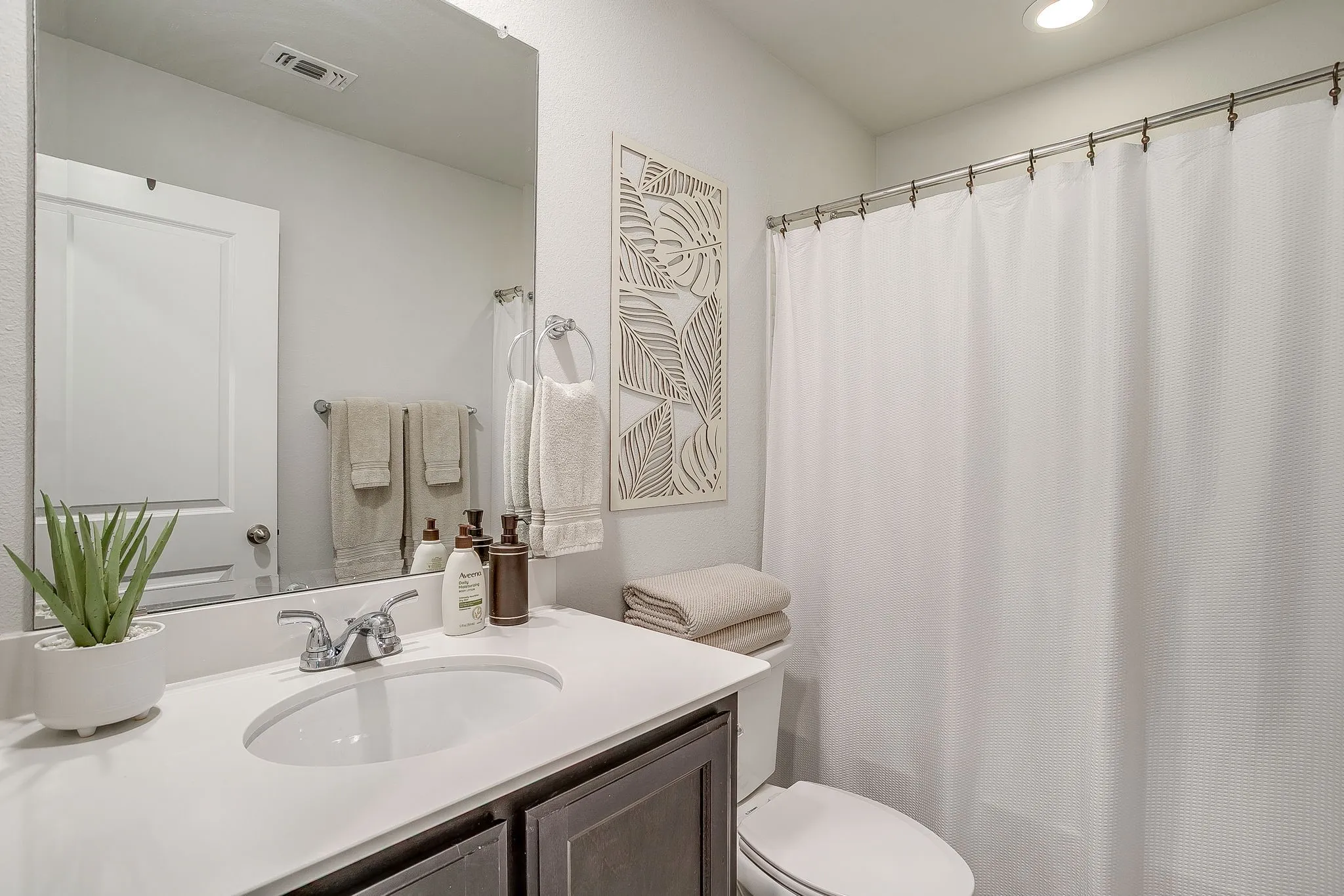 Townhouse For Sale in Tarrant County , 440 Milverton Drive, Fort Worth, Texas 76036, 4 Bedroom, 3 Bathroom, 2 Garage spaces, 1,924 Sqft, built in 2020, Preowned, mls#21195353, Real Estate Agent in Fort Worth, Homes For Sale in Tarrant county, Homes For Sale in Fort Worth, Realtor in Fort Worth Texas, Real Estate Brokerage Independent Realty Texas, Luminita Cordes Realtor