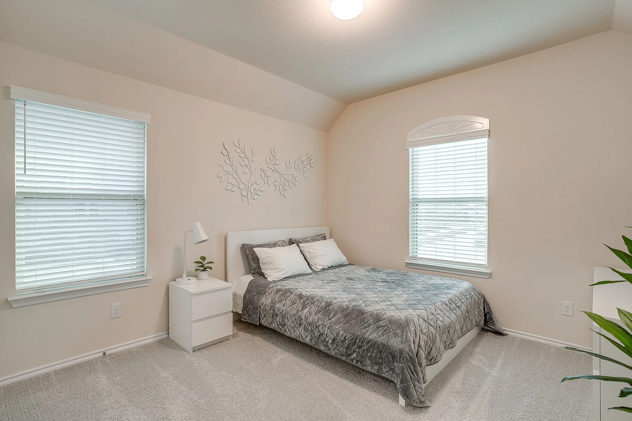 Townhouse For Sale in Tarrant County , 440 Milverton Drive, Fort Worth, Texas 76036, 4 Bedroom, 3 Bathroom, 2 Garage spaces, 1,924 Sqft, built in 2020, Preowned, mls#21195353, Real Estate Agent in Fort Worth, Homes For Sale in Tarrant county, Homes For Sale in Fort Worth, Realtor in Fort Worth Texas, Real Estate Brokerage Independent Realty Texas, Luminita Cordes Realtor