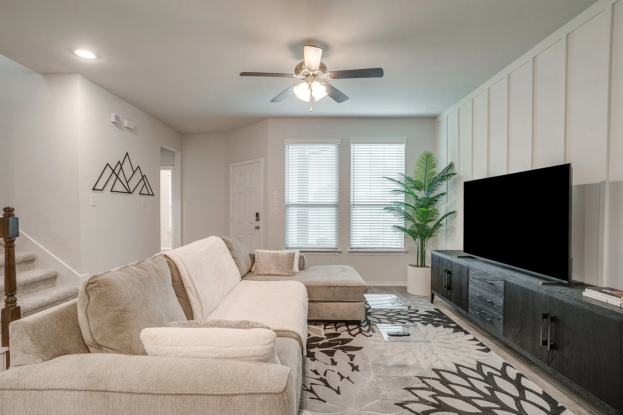 Townhouse For Sale in Tarrant County , 440 Milverton Drive, Fort Worth, Texas 76036, 4 Bedroom, 3 Bathroom, 2 Garage spaces, 1,924 Sqft, built in 2020, Preowned, mls#21195353, Real Estate Agent in Fort Worth, Homes For Sale in Tarrant county, Homes For Sale in Fort Worth, Realtor in Fort Worth Texas, Real Estate Brokerage Independent Realty Texas, Luminita Cordes Realtor