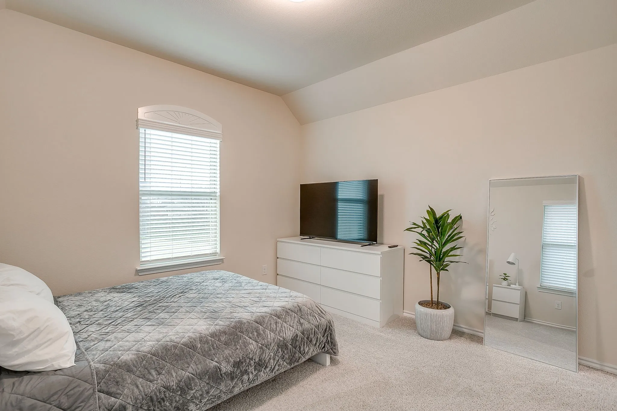 Townhouse For Sale in Tarrant County , 440 Milverton Drive, Fort Worth, Texas 76036, 4 Bedroom, 3 Bathroom, 2 Garage spaces, 1,924 Sqft, built in 2020, Preowned, mls#21195353, Real Estate Agent in Fort Worth, Homes For Sale in Tarrant county, Homes For Sale in Fort Worth, Realtor in Fort Worth Texas, Real Estate Brokerage Independent Realty Texas, Luminita Cordes Realtor