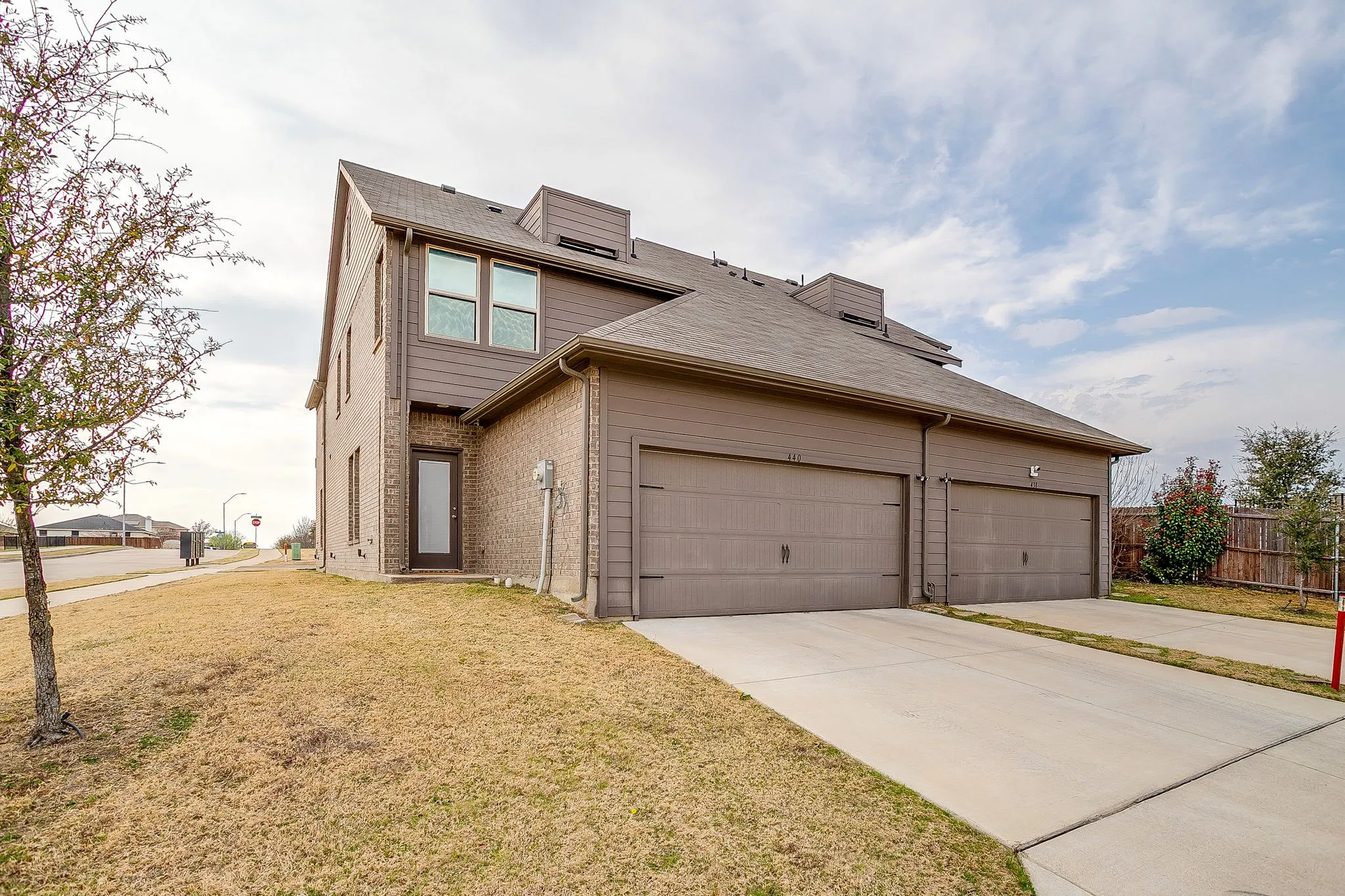 Townhouse For Sale in Tarrant County , 440 Milverton Drive, Fort Worth, Texas 76036, 4 Bedroom, 3 Bathroom, 2 Garage spaces, 1,924 Sqft, built in 2020, Preowned, mls#21195353, Real Estate Agent in Fort Worth, Homes For Sale in Tarrant county, Homes For Sale in Fort Worth, Realtor in Fort Worth Texas, Real Estate Brokerage Independent Realty Texas, Luminita Cordes Realtor