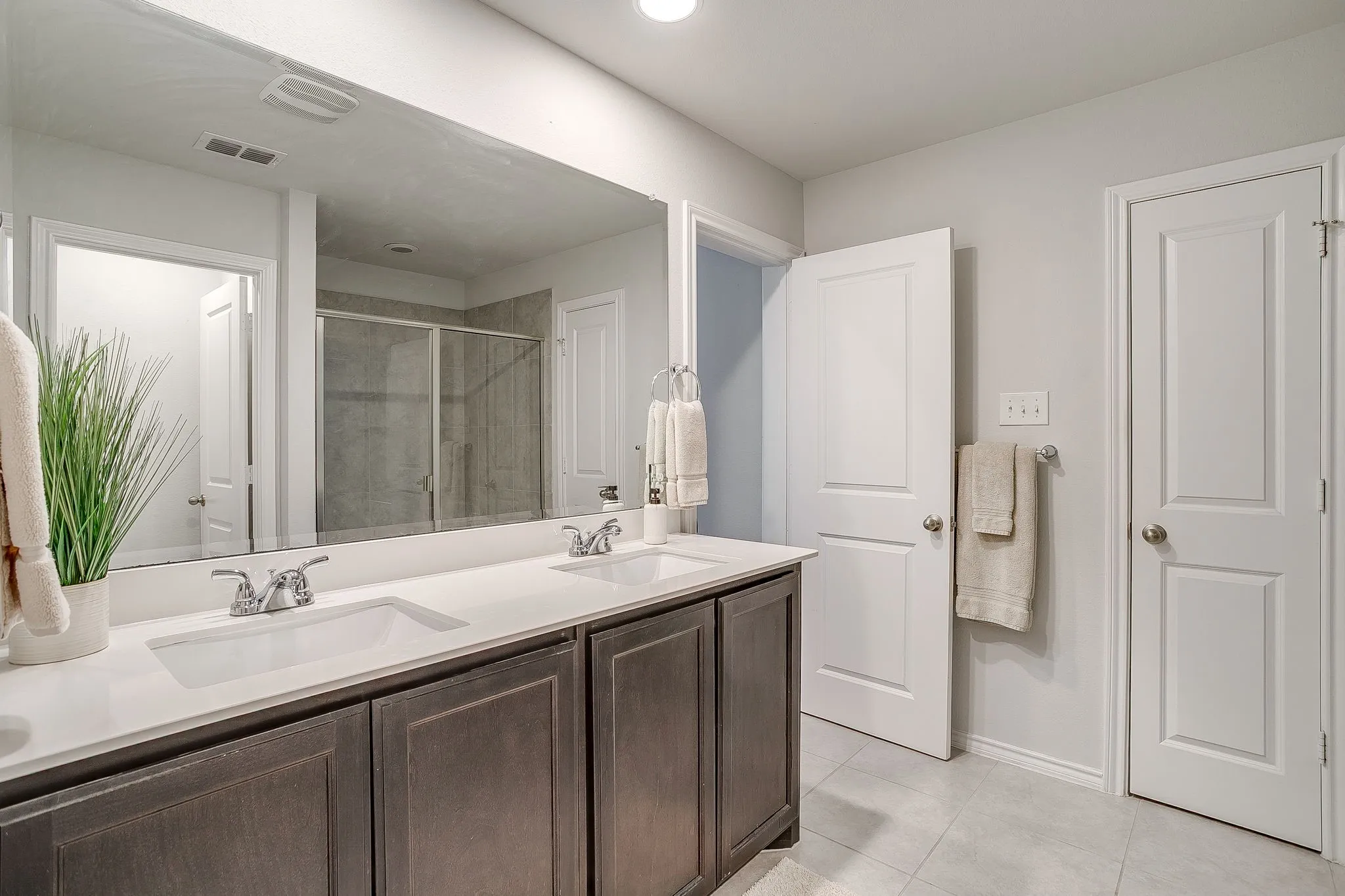 Townhouse For Sale in Tarrant County , 440 Milverton Drive, Fort Worth, Texas 76036, 4 Bedroom, 3 Bathroom, 2 Garage spaces, 1,924 Sqft, built in 2020, Preowned, mls#21195353, Real Estate Agent in Fort Worth, Homes For Sale in Tarrant county, Homes For Sale in Fort Worth, Realtor in Fort Worth Texas, Real Estate Brokerage Independent Realty Texas, Luminita Cordes Realtor