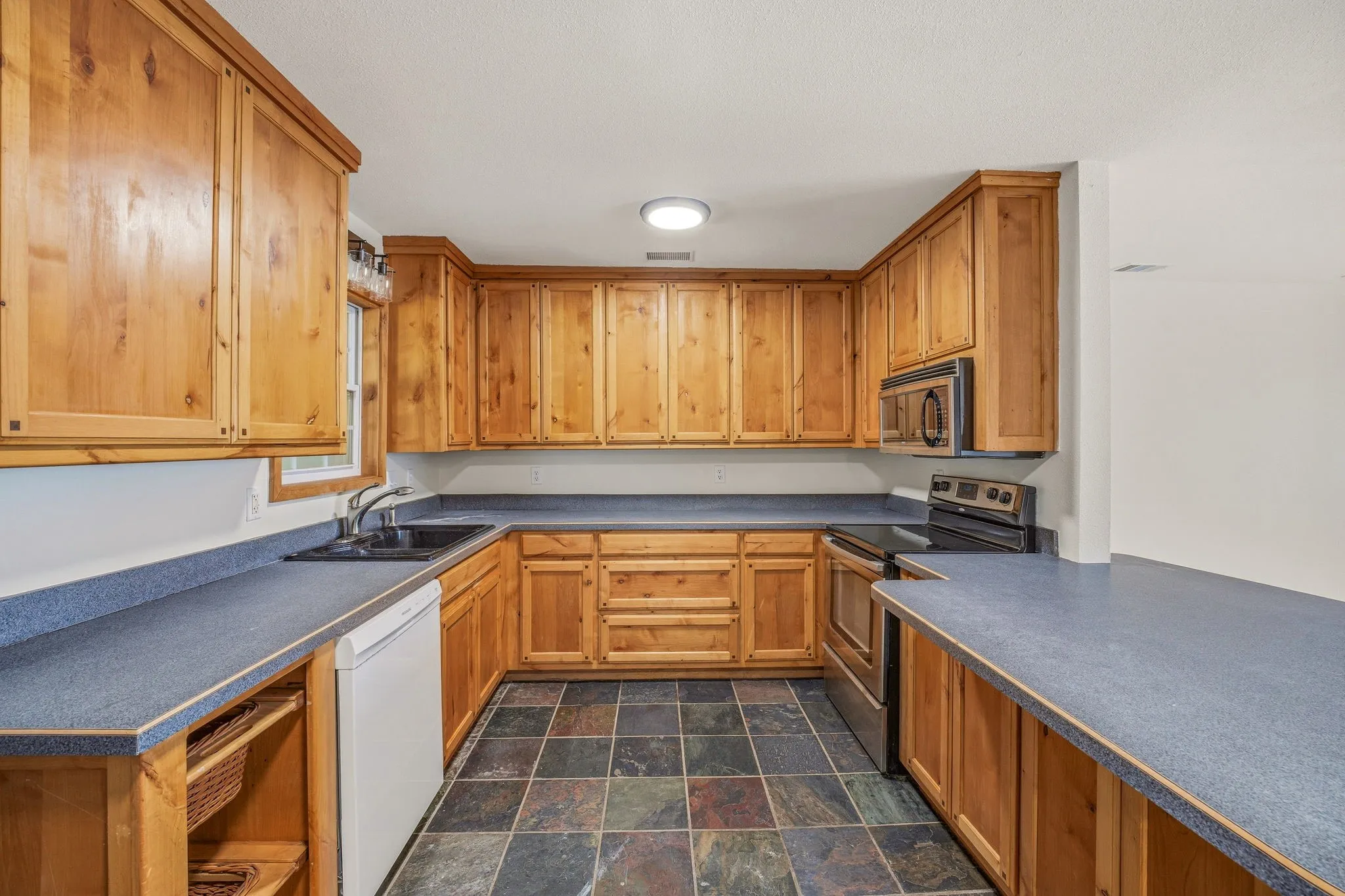 Single Family Residence For Sale in Hamilton County , 600 E Third Street, Hico, Texas 76457, 4 Bedroom, 2 Bathroom, Garage spaces, 2,079 Sqft, built in 1945, Preowned, mls#21218247, Real Estate Agent in Hico, Homes For Sale in Hamilton county, Homes For Sale in Hico, Realtor in Hico Texas, Real Estate Brokerage Independent Realty Texas, Luminita Cordes Realtor