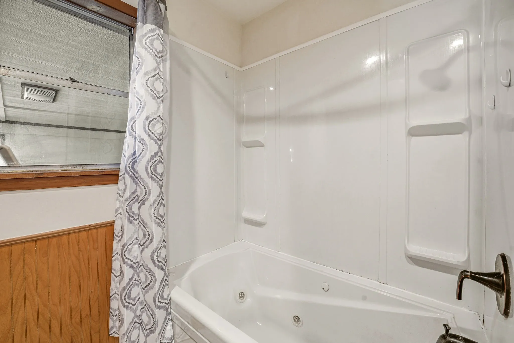 Single Family Residence For Sale in Hamilton County , 600 E Third Street, Hico, Texas 76457, 4 Bedroom, 2 Bathroom, Garage spaces, 2,079 Sqft, built in 1945, Preowned, mls#21218247, Real Estate Agent in Hico, Homes For Sale in Hamilton county, Homes For Sale in Hico, Realtor in Hico Texas, Real Estate Brokerage Independent Realty Texas, Luminita Cordes Realtor