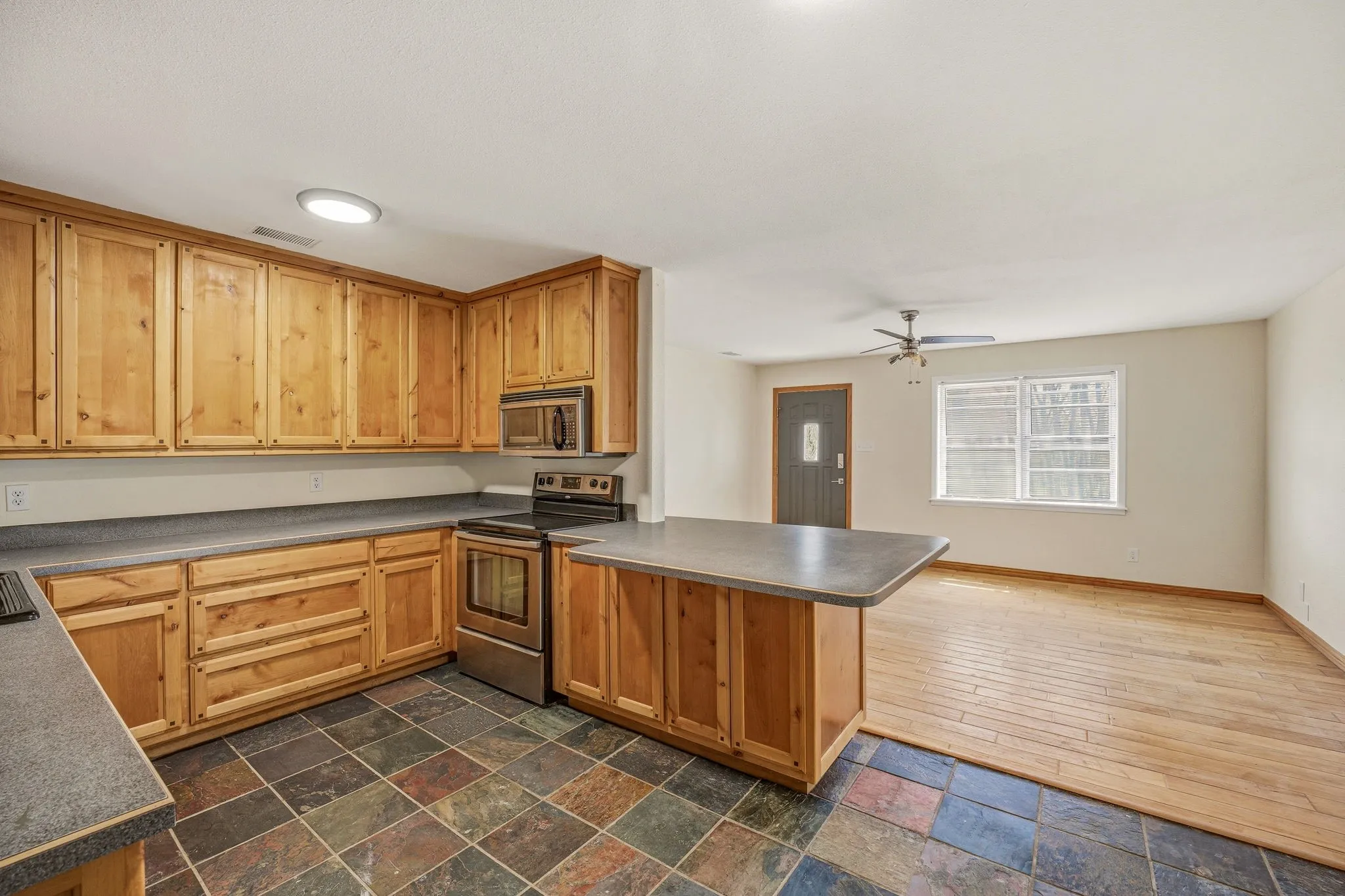 Single Family Residence For Sale in Hamilton County , 600 E Third Street, Hico, Texas 76457, 4 Bedroom, 2 Bathroom, Garage spaces, 2,079 Sqft, built in 1945, Preowned, mls#21218247, Real Estate Agent in Hico, Homes For Sale in Hamilton county, Homes For Sale in Hico, Realtor in Hico Texas, Real Estate Brokerage Independent Realty Texas, Luminita Cordes Realtor