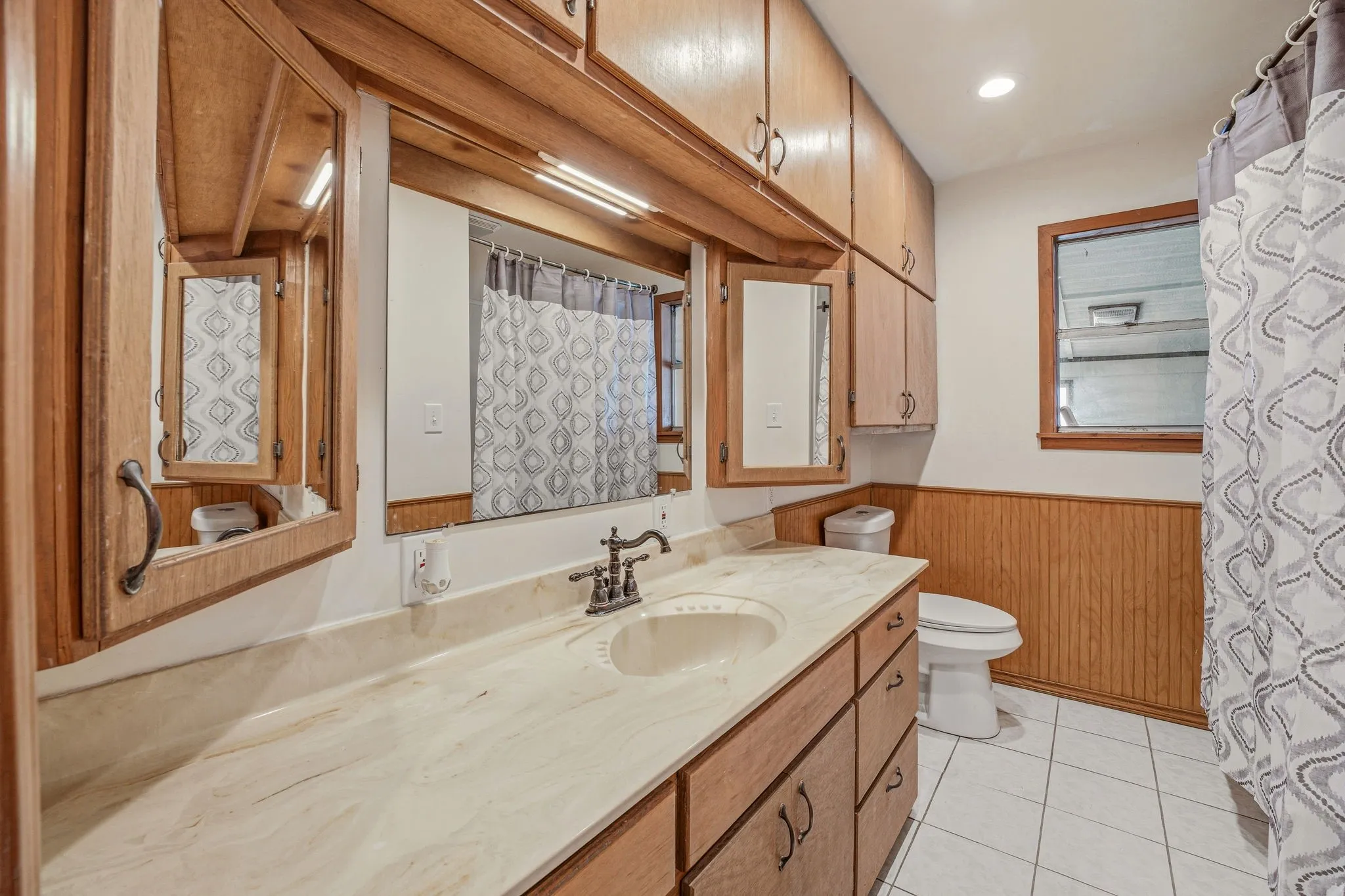 Single Family Residence For Sale in Hamilton County , 600 E Third Street, Hico, Texas 76457, 4 Bedroom, 2 Bathroom, Garage spaces, 2,079 Sqft, built in 1945, Preowned, mls#21218247, Real Estate Agent in Hico, Homes For Sale in Hamilton county, Homes For Sale in Hico, Realtor in Hico Texas, Real Estate Brokerage Independent Realty Texas, Luminita Cordes Realtor