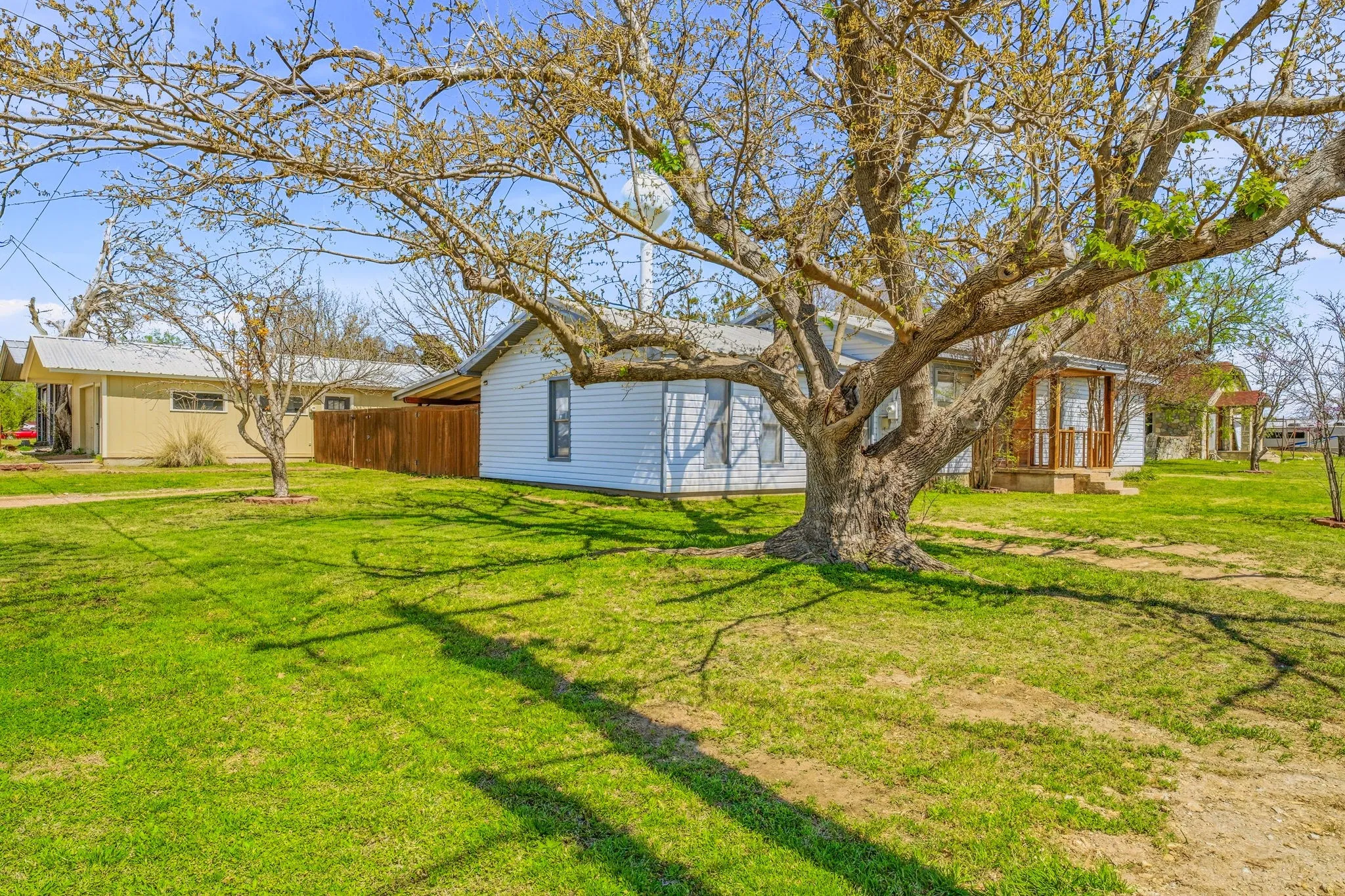 Single Family Residence For Sale in Hamilton County , 600 E Third Street, Hico, Texas 76457, 4 Bedroom, 2 Bathroom, Garage spaces, 2,079 Sqft, built in 1945, Preowned, mls#21218247, Real Estate Agent in Hico, Homes For Sale in Hamilton county, Homes For Sale in Hico, Realtor in Hico Texas, Real Estate Brokerage Independent Realty Texas, Luminita Cordes Realtor