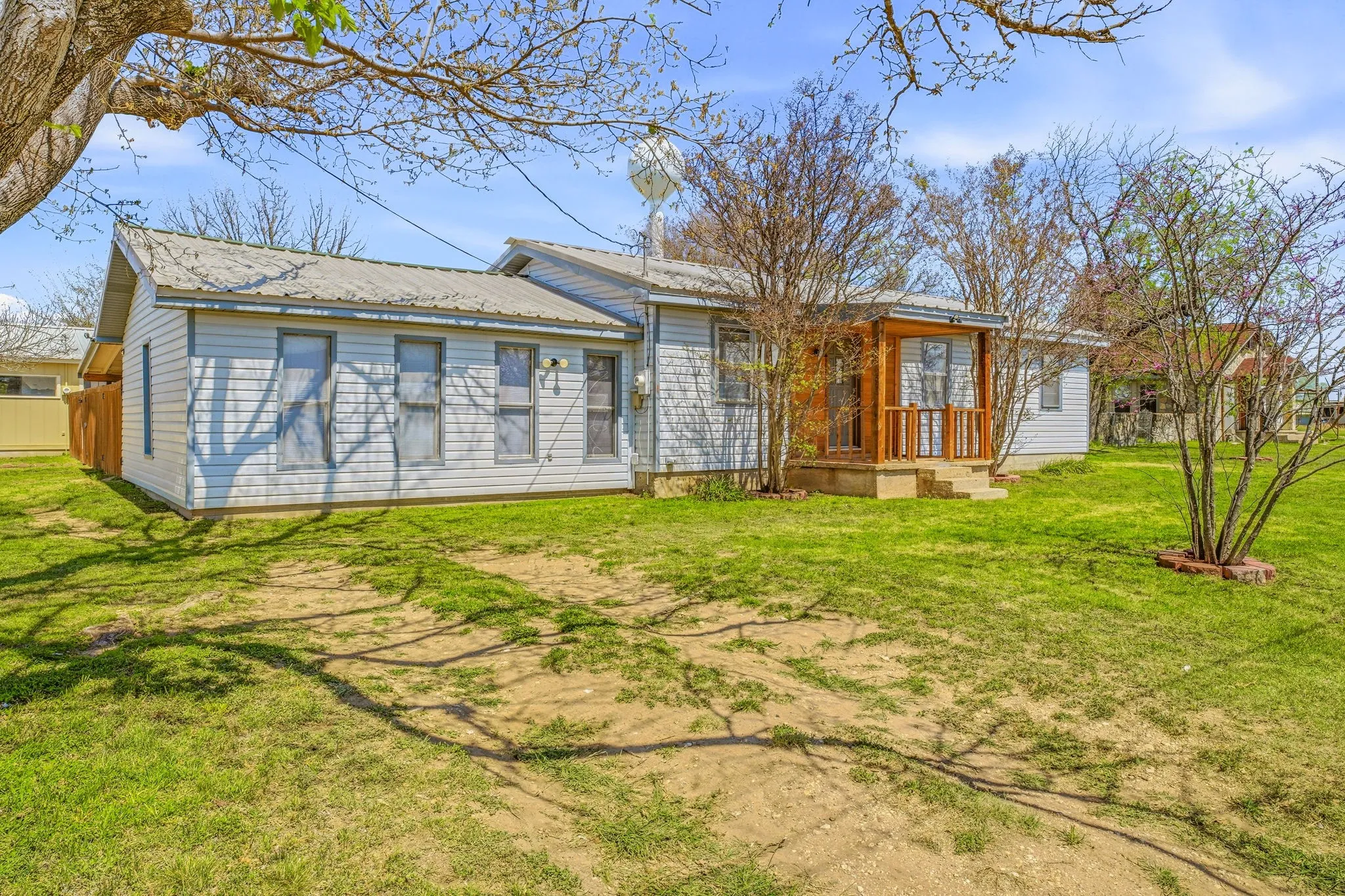 Single Family Residence For Sale in Hamilton County , 600 E Third Street, Hico, Texas 76457, 4 Bedroom, 2 Bathroom, Garage spaces, 2,079 Sqft, built in 1945, Preowned, mls#21218247, Real Estate Agent in Hico, Homes For Sale in Hamilton county, Homes For Sale in Hico, Realtor in Hico Texas, Real Estate Brokerage Independent Realty Texas, Luminita Cordes Realtor
