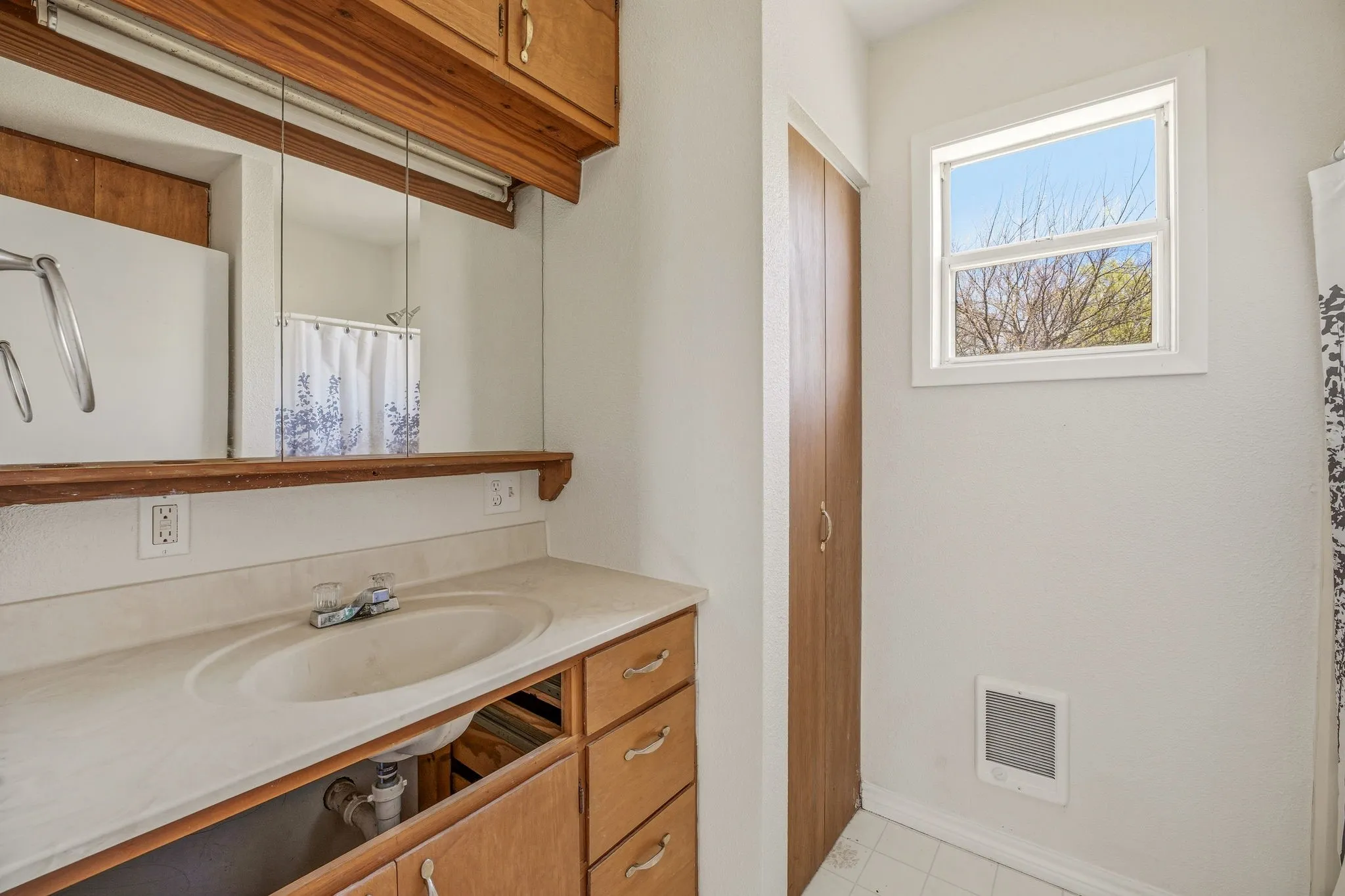 Single Family Residence For Sale in Hamilton County , 600 E Third Street, Hico, Texas 76457, 4 Bedroom, 2 Bathroom, Garage spaces, 2,079 Sqft, built in 1945, Preowned, mls#21218247, Real Estate Agent in Hico, Homes For Sale in Hamilton county, Homes For Sale in Hico, Realtor in Hico Texas, Real Estate Brokerage Independent Realty Texas, Luminita Cordes Realtor