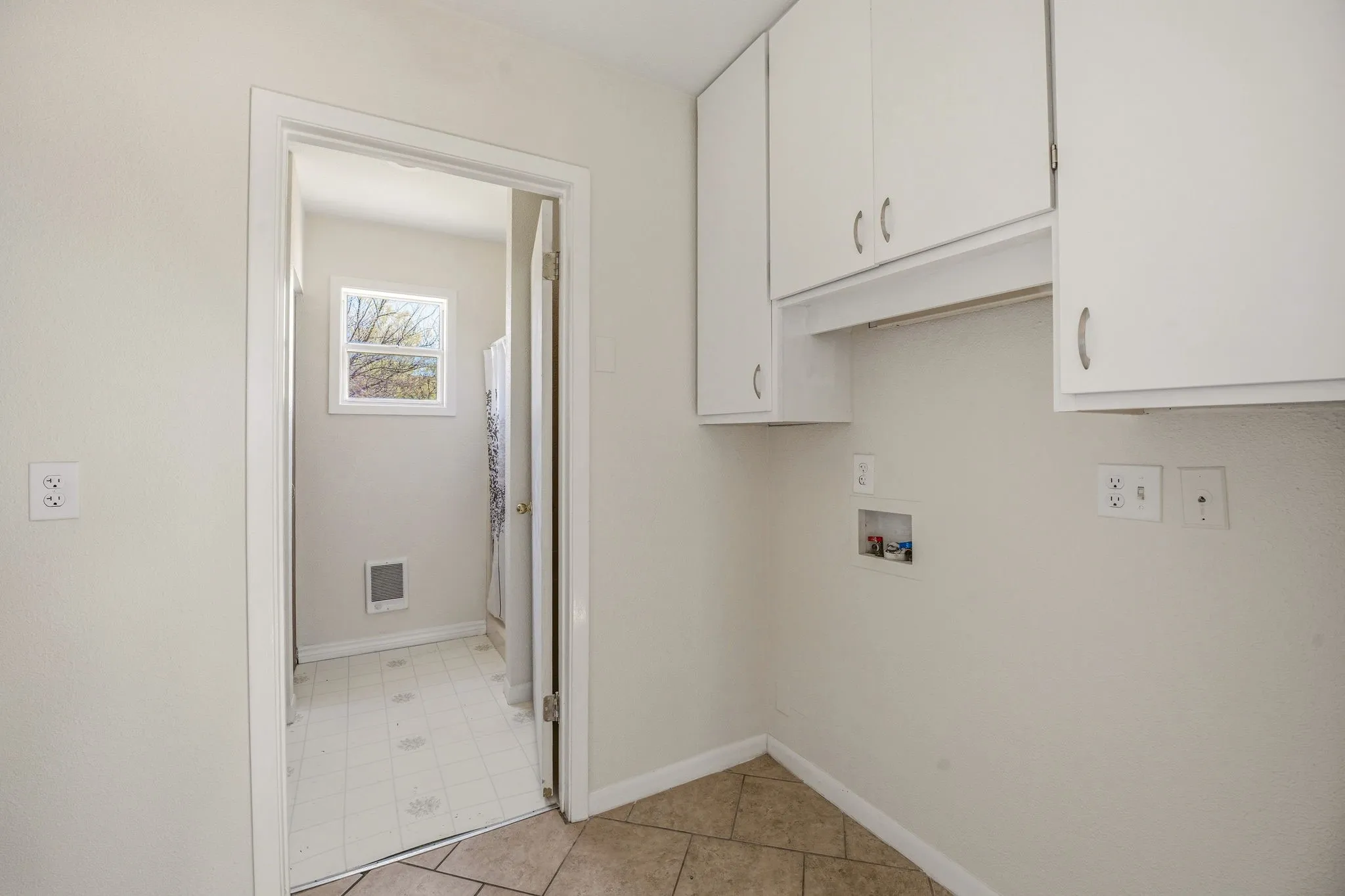 Single Family Residence For Sale in Hamilton County , 600 E Third Street, Hico, Texas 76457, 4 Bedroom, 2 Bathroom, Garage spaces, 2,079 Sqft, built in 1945, Preowned, mls#21218247, Real Estate Agent in Hico, Homes For Sale in Hamilton county, Homes For Sale in Hico, Realtor in Hico Texas, Real Estate Brokerage Independent Realty Texas, Luminita Cordes Realtor
