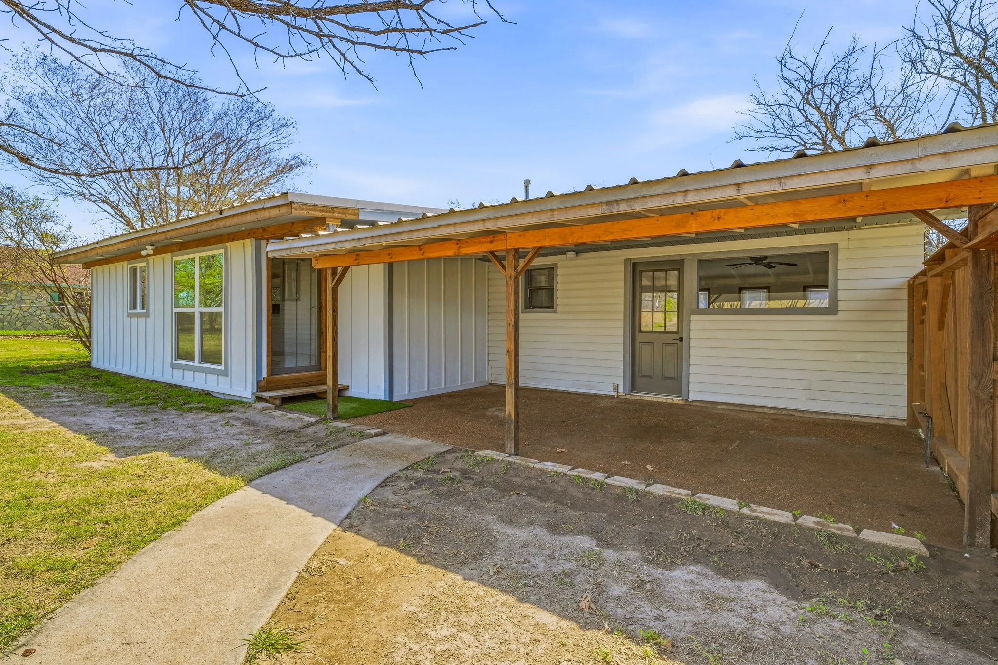 Single Family Residence For Sale in Hamilton County , 600 E Third Street, Hico, Texas 76457, 4 Bedroom, 2 Bathroom, Garage spaces, 2,079 Sqft, built in 1945, Preowned, mls#21218247, Real Estate Agent in Hico, Homes For Sale in Hamilton county, Homes For Sale in Hico, Realtor in Hico Texas, Real Estate Brokerage Independent Realty Texas, Luminita Cordes Realtor